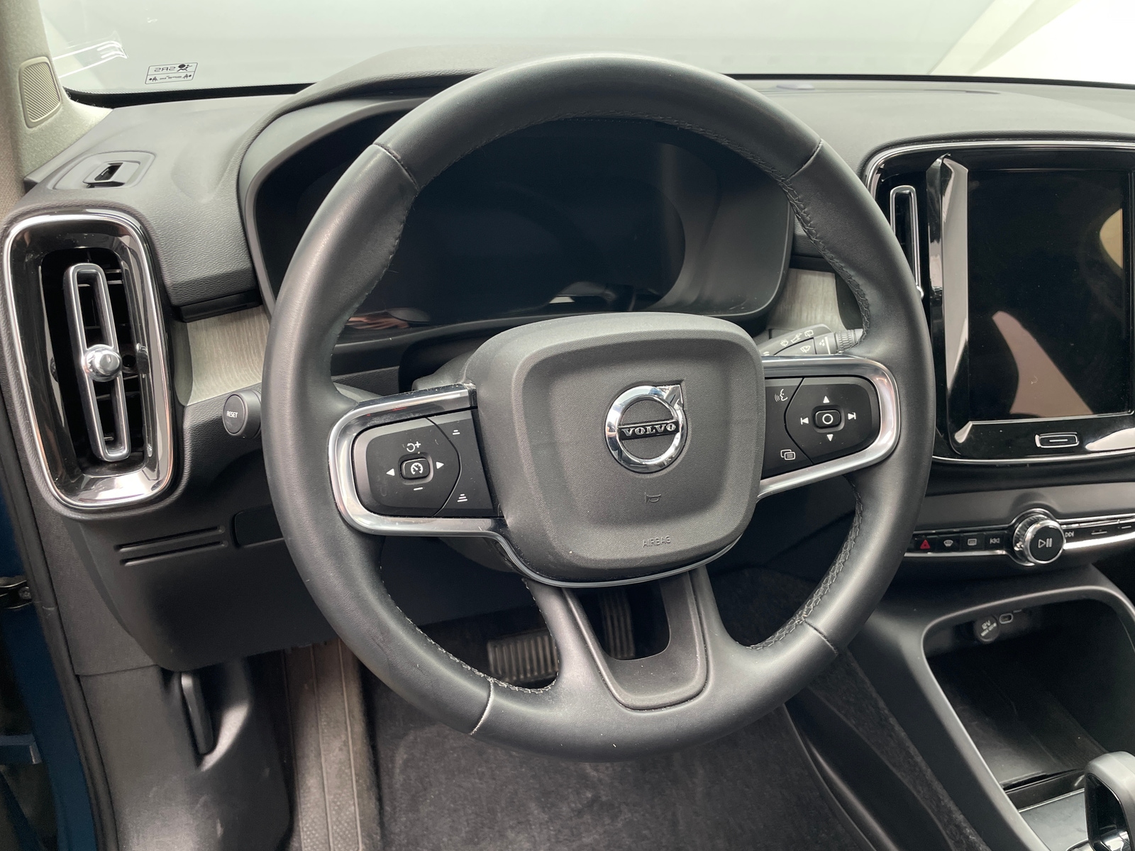 Thumbnail: 2024 Volvo XC40 - 4