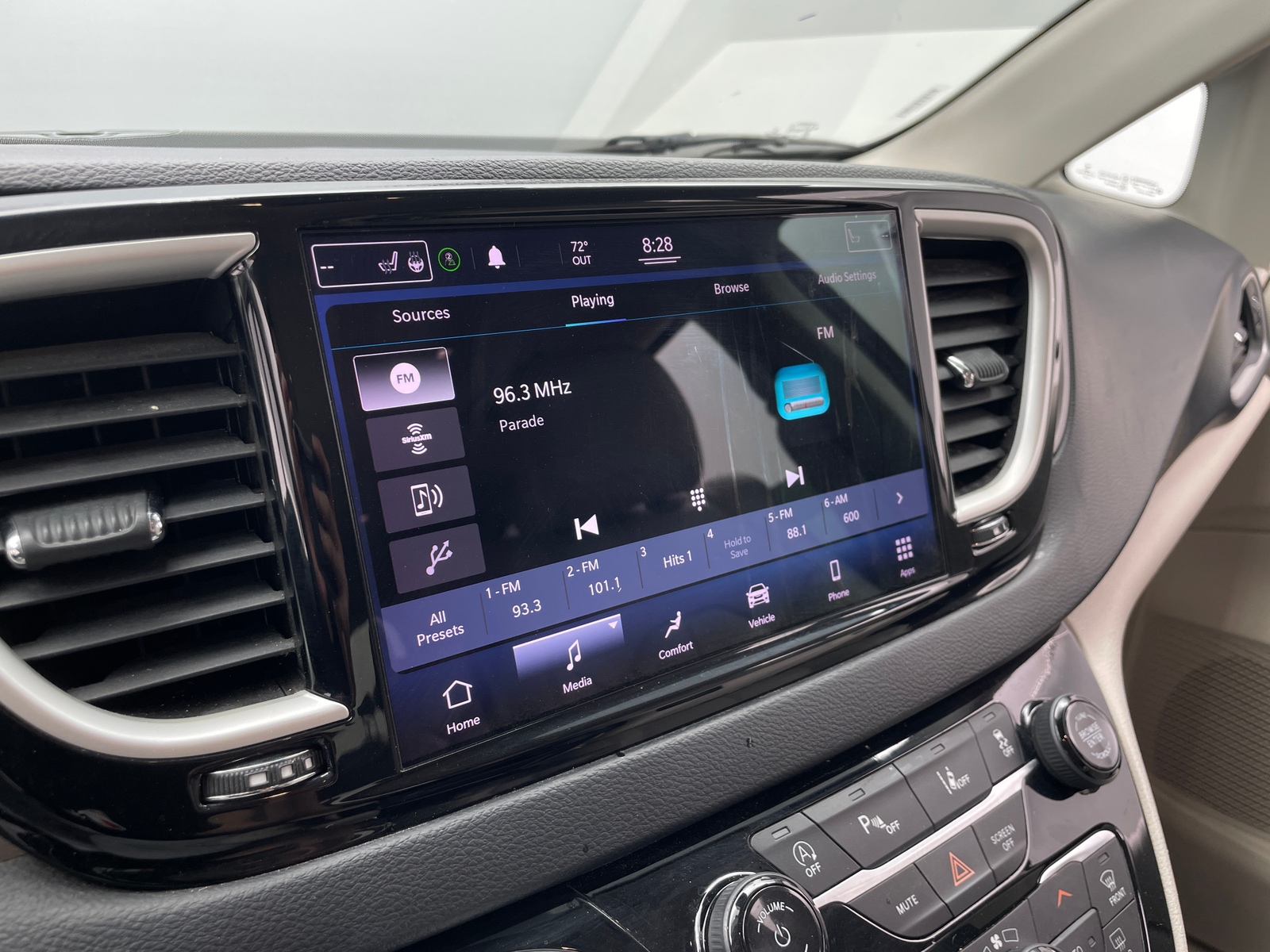 Thumbnail: 2021 Chrysler Pacifica - 3