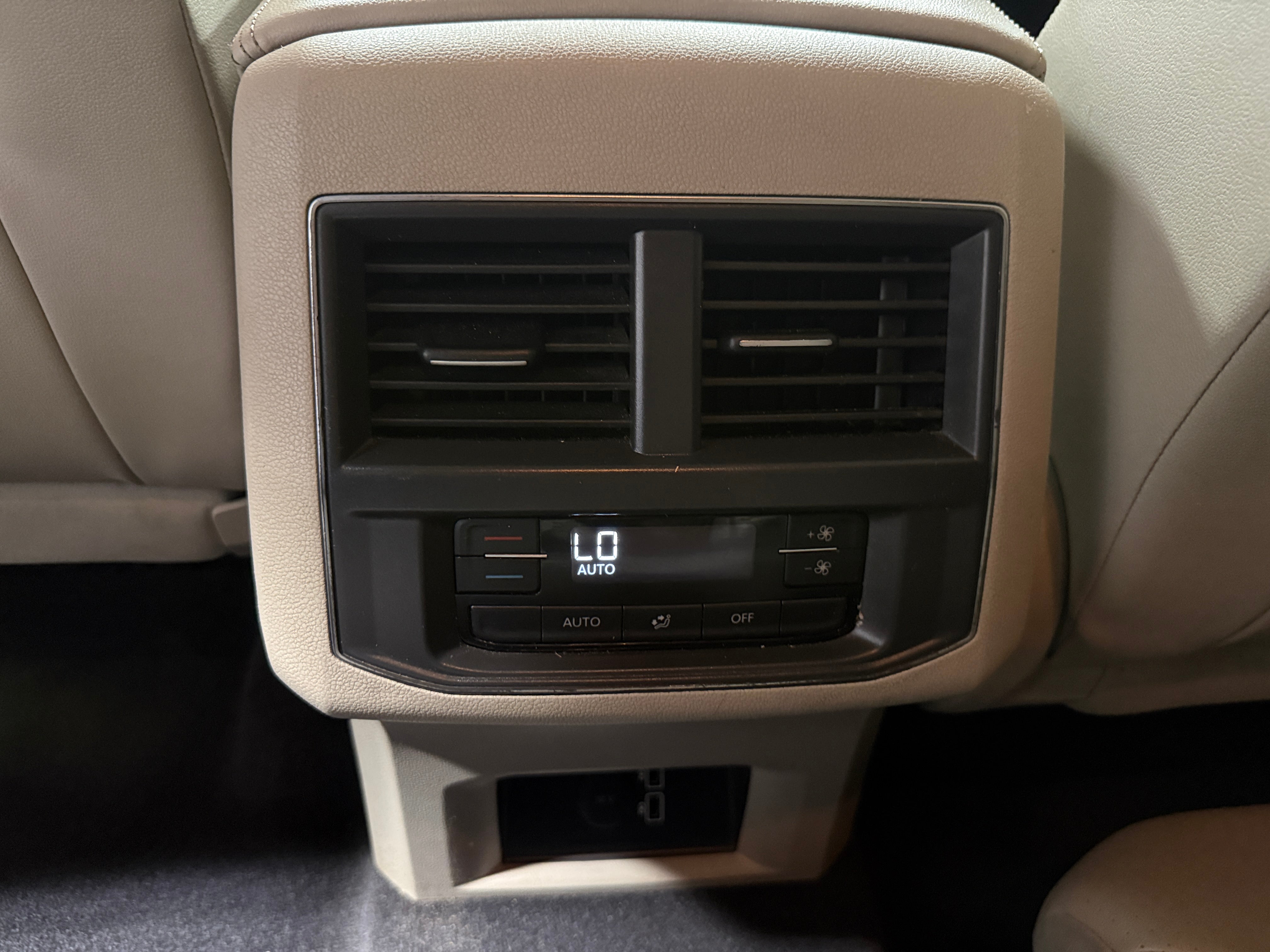 2018 Volkswagen Atlas SE w/Tech - Photo 4