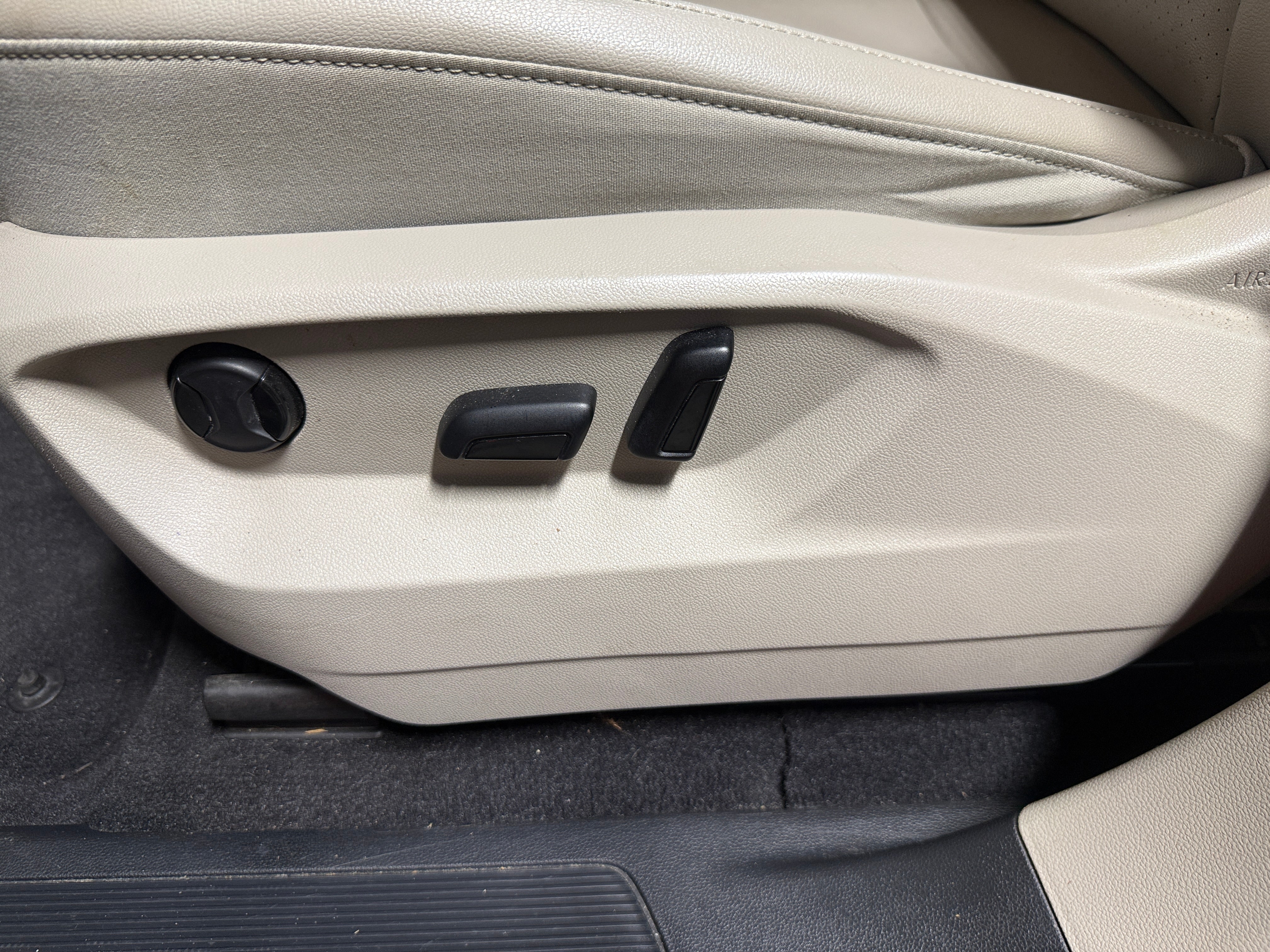 2018 Volkswagen Atlas SE w/Tech - Photo 2