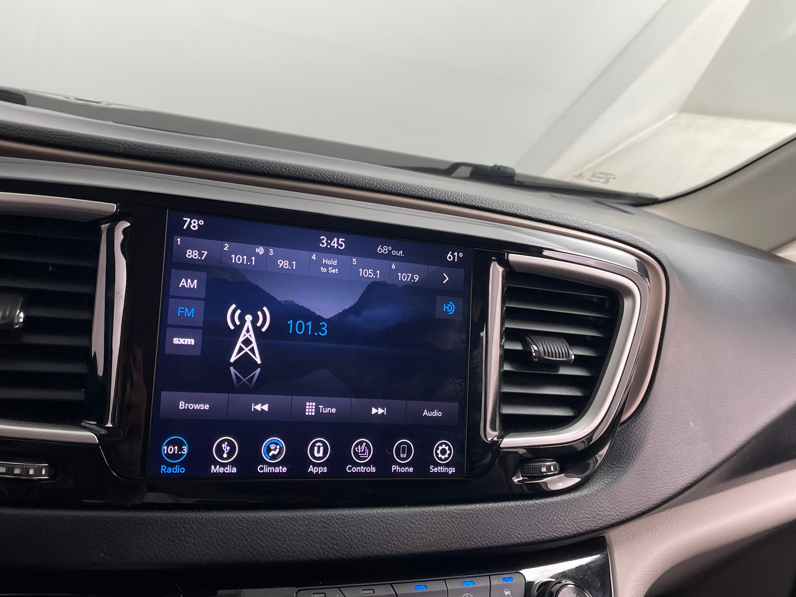 Thumbnail: 2018 Chrysler Pacifica - 3
