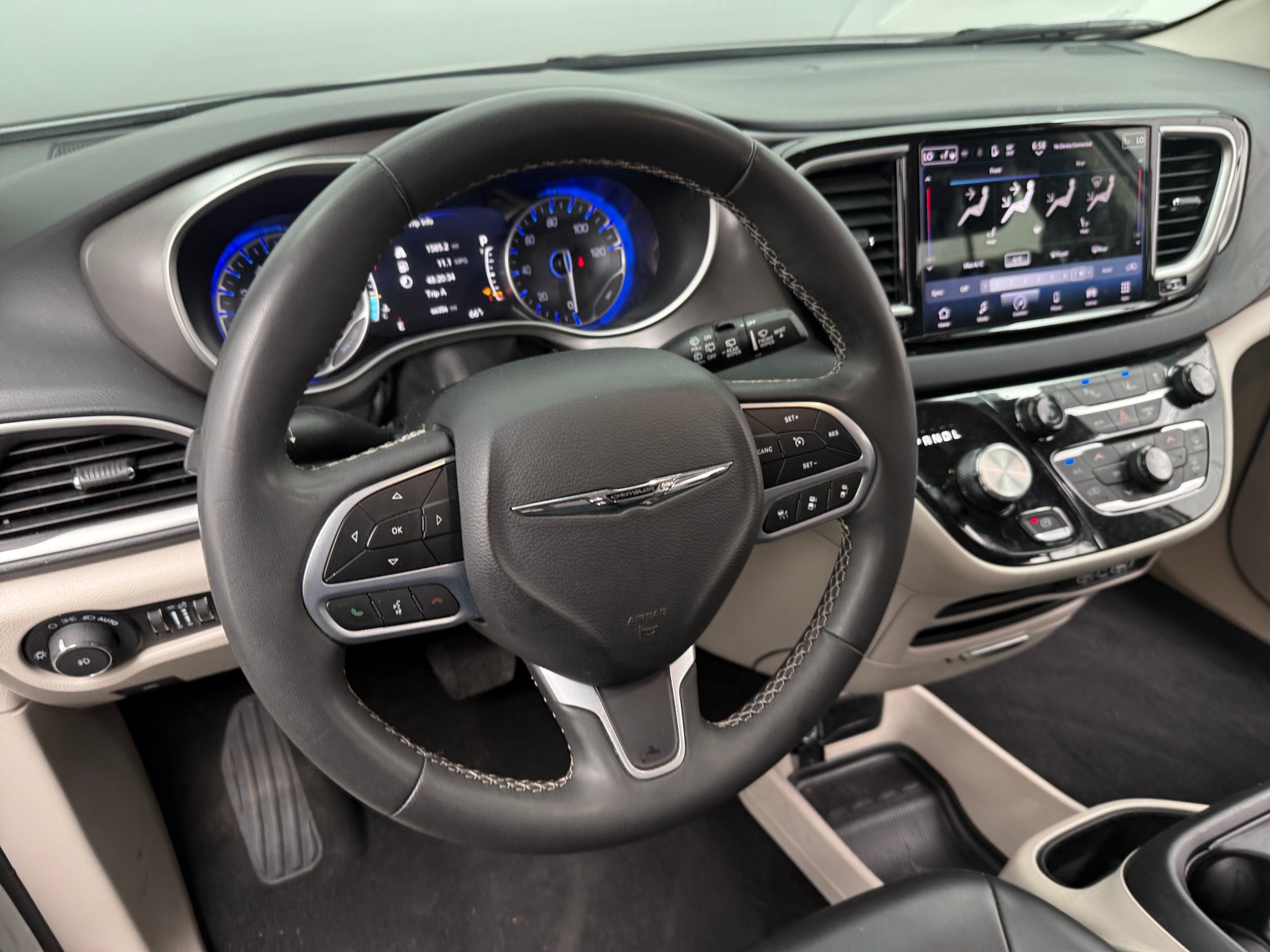 Thumbnail: 2023 Chrysler Pacifica - 4