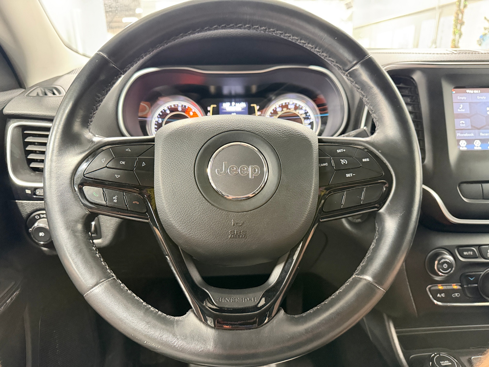 Thumbnail: 2019 Jeep Cherokee - 5