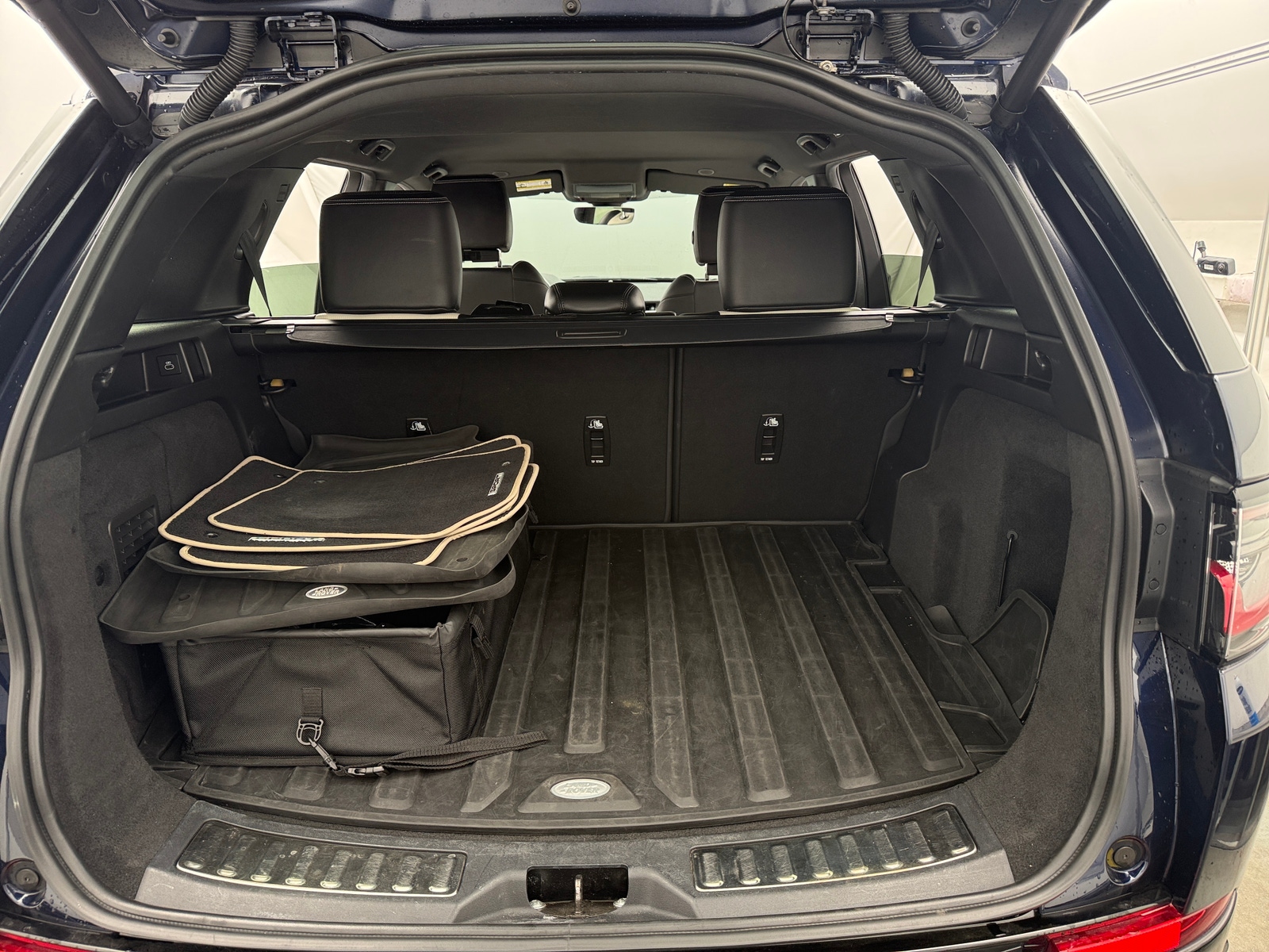 Thumbnail: 2023 Land Rover Discovery Sport - 6