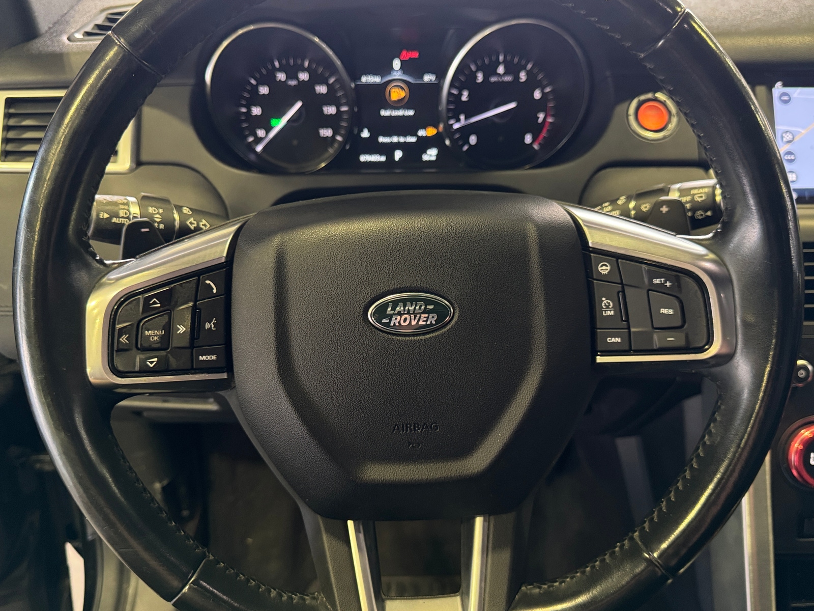 Thumbnail: 2017 Land Rover Discovery Sport - 4