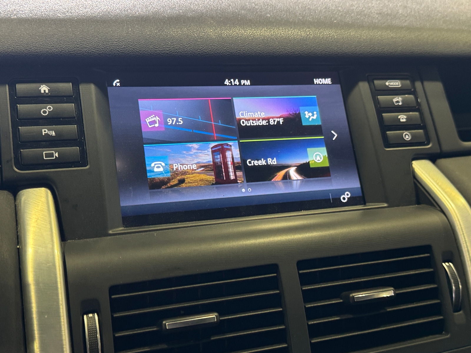 Thumbnail: 2017 Land Rover Discovery Sport - 3