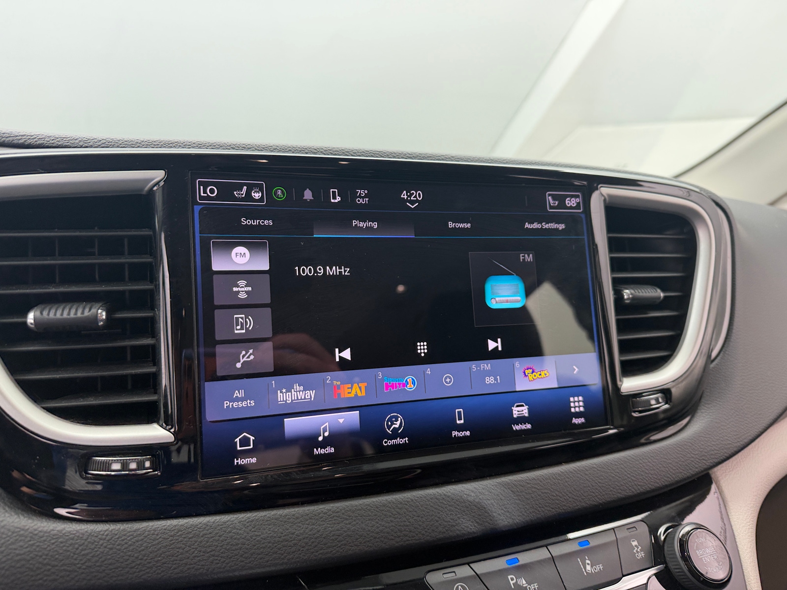 Thumbnail: 2024 Chrysler Pacifica - 3