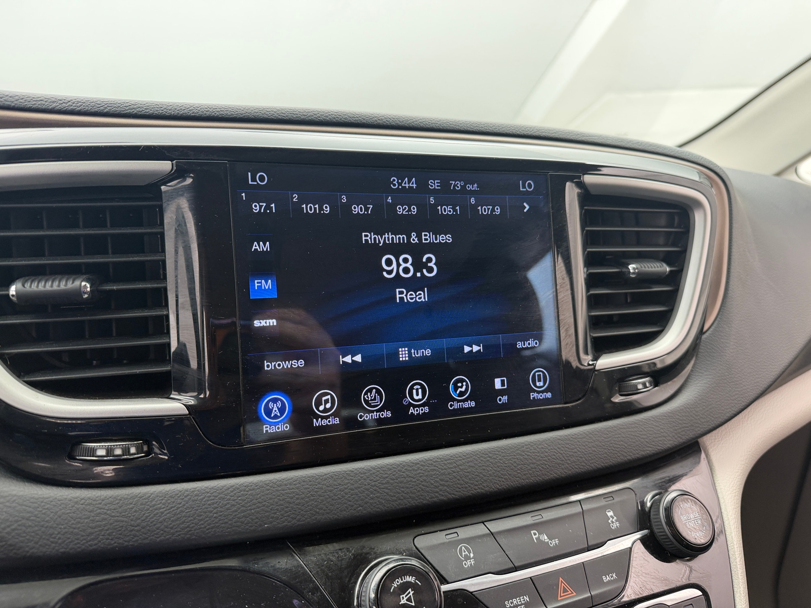 Thumbnail: 2017 Chrysler Pacifica - 3