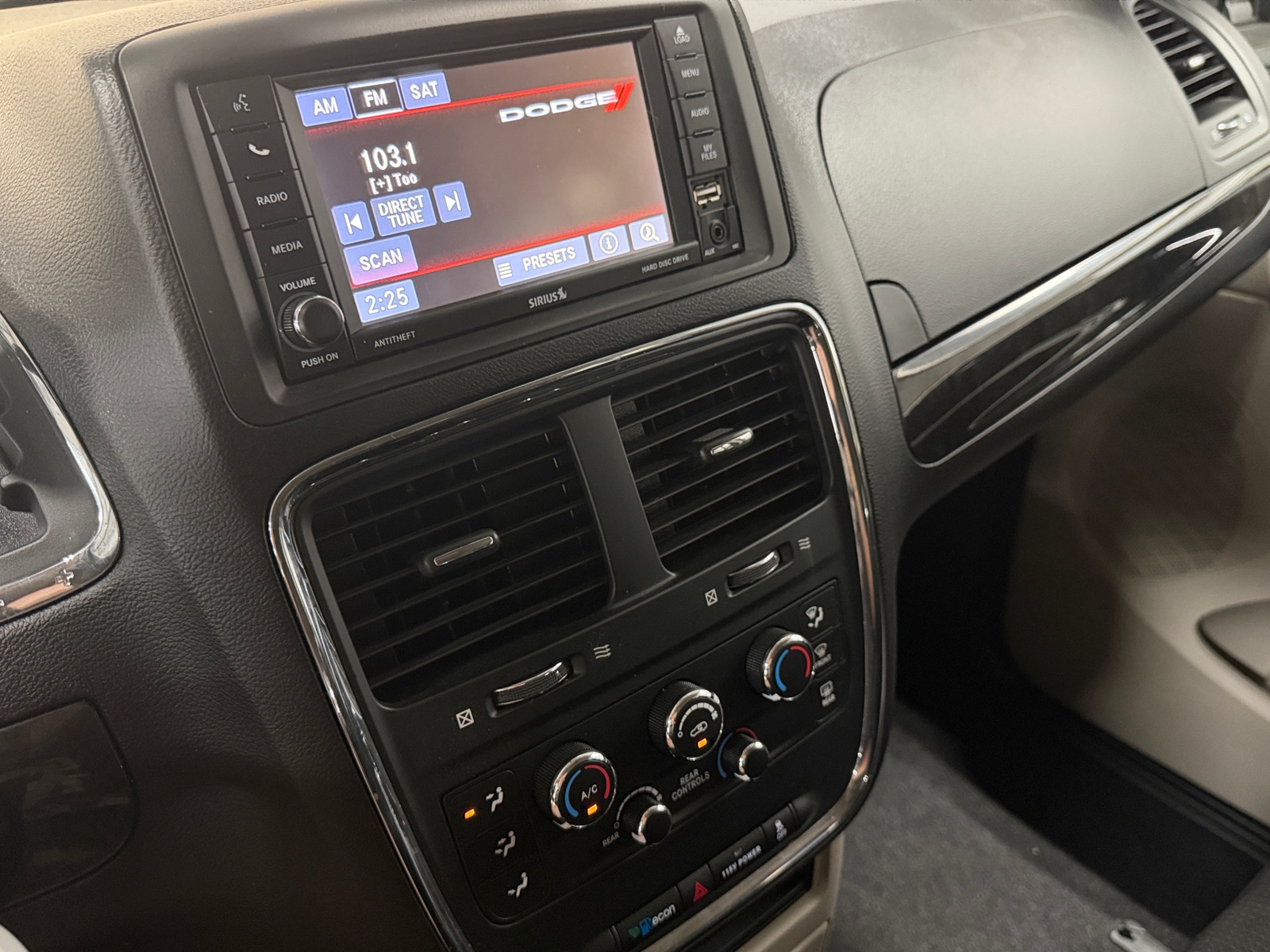 Thumbnail: 2017 Dodge Grand Caravan - 4