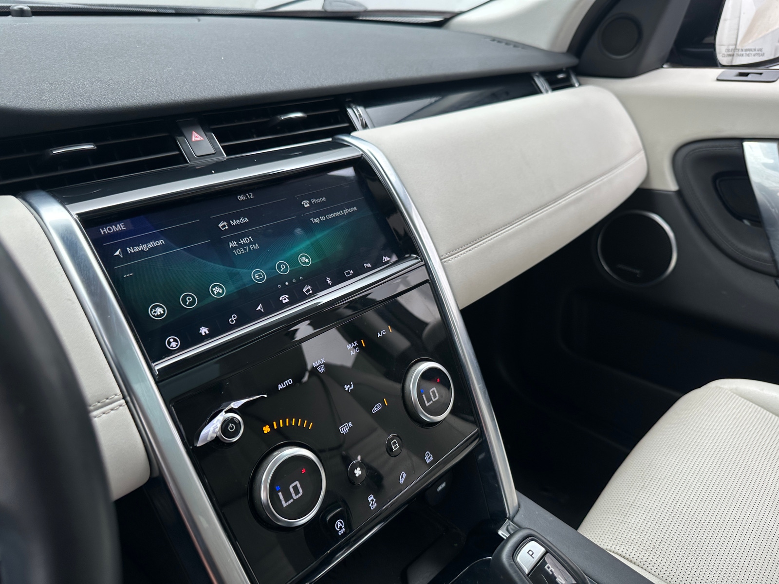 Thumbnail: 2020 Land Rover Discovery Sport - 4