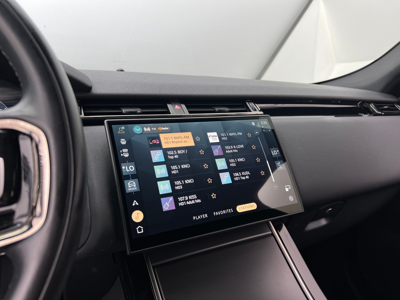 Thumbnail: 2025 Land Rover Range Rover Velar - 4