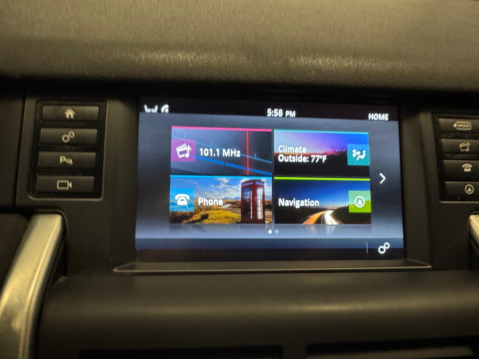 Thumbnail: 2018 Land Rover Discovery Sport - 4