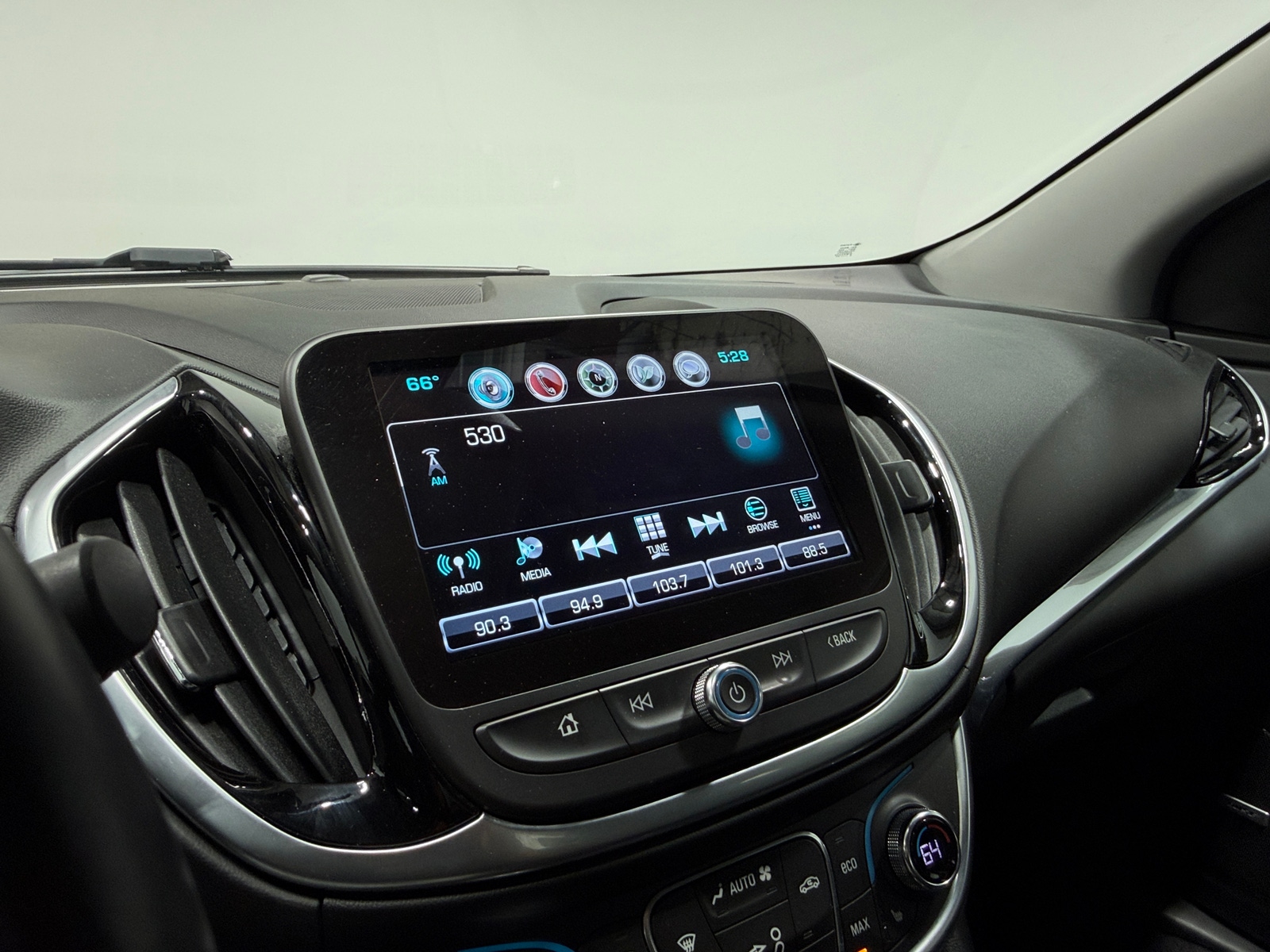 Thumbnail: 2017 Chevrolet Volt - 3