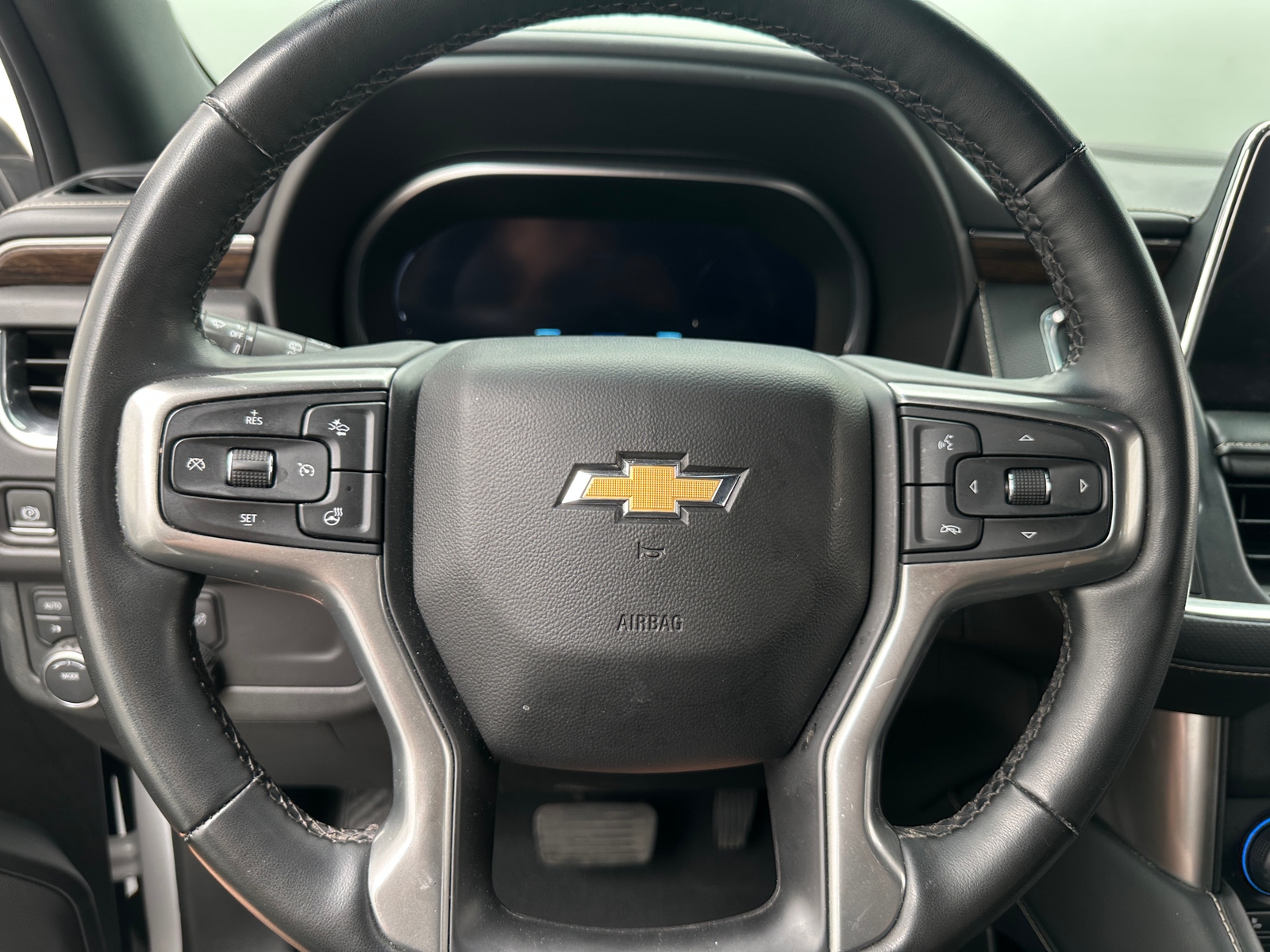 Thumbnail: 2023 Chevrolet Suburban - 4
