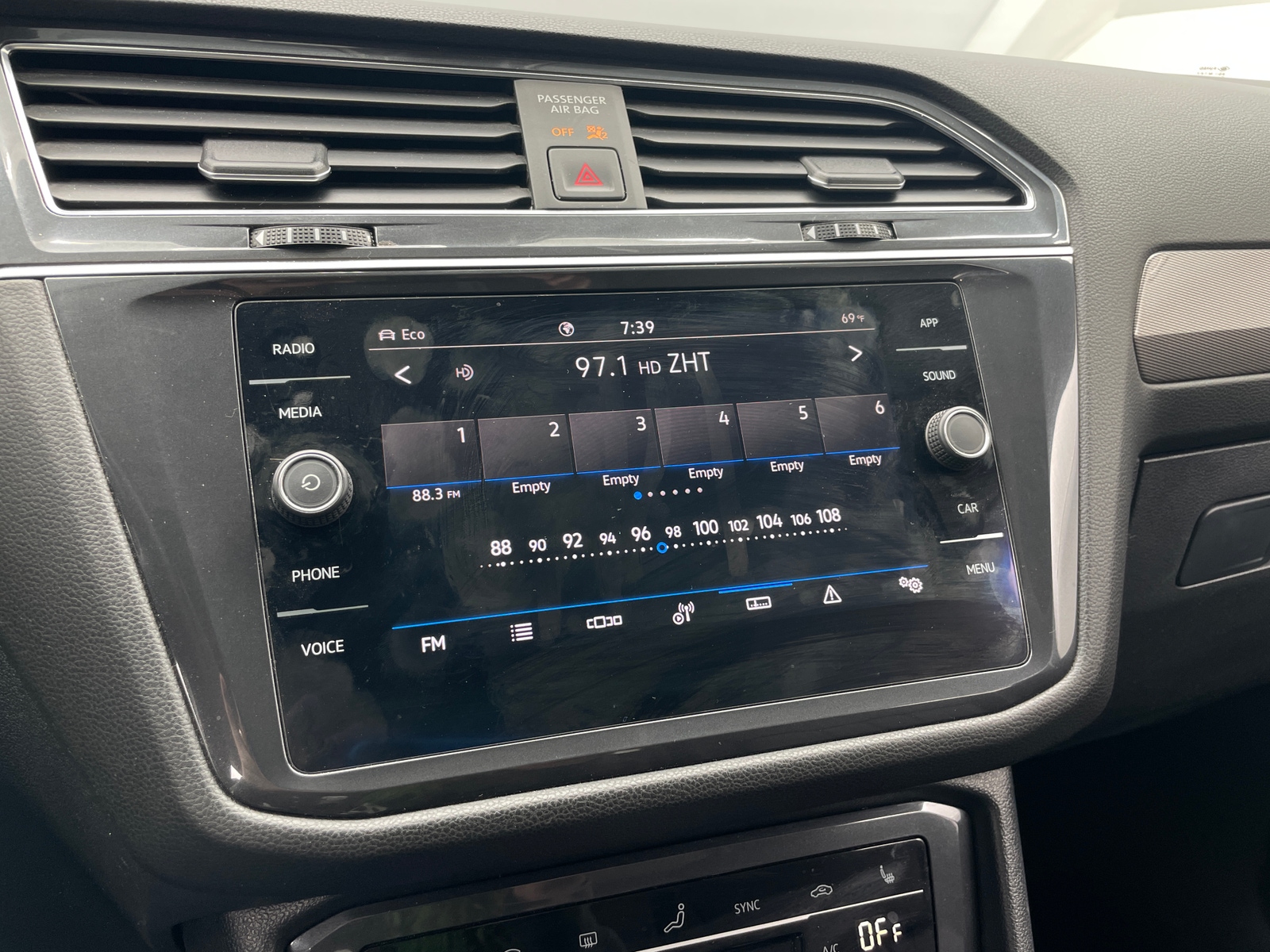 Thumbnail: 2022 Volkswagen Tiguan - 4