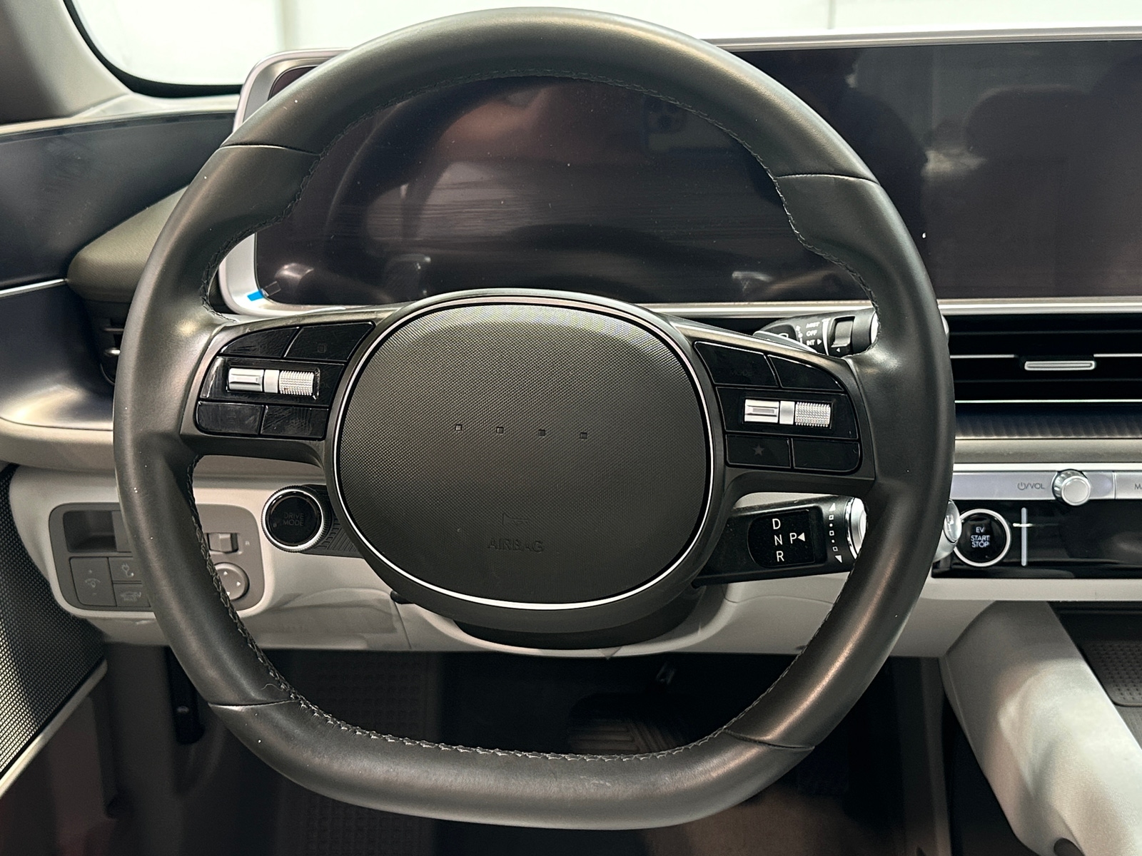 Thumbnail: 2023 Hyundai Ioniq 6 - 4