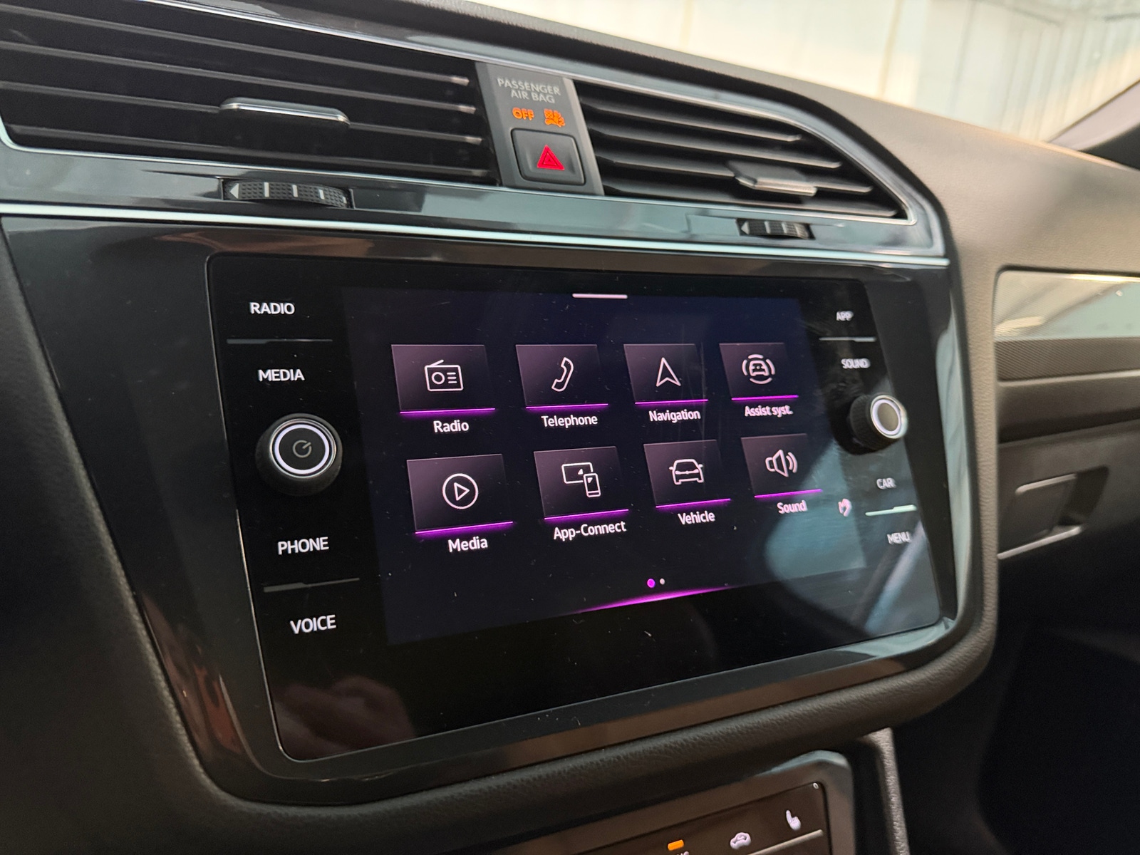 Thumbnail: 2022 Volkswagen Tiguan - 4