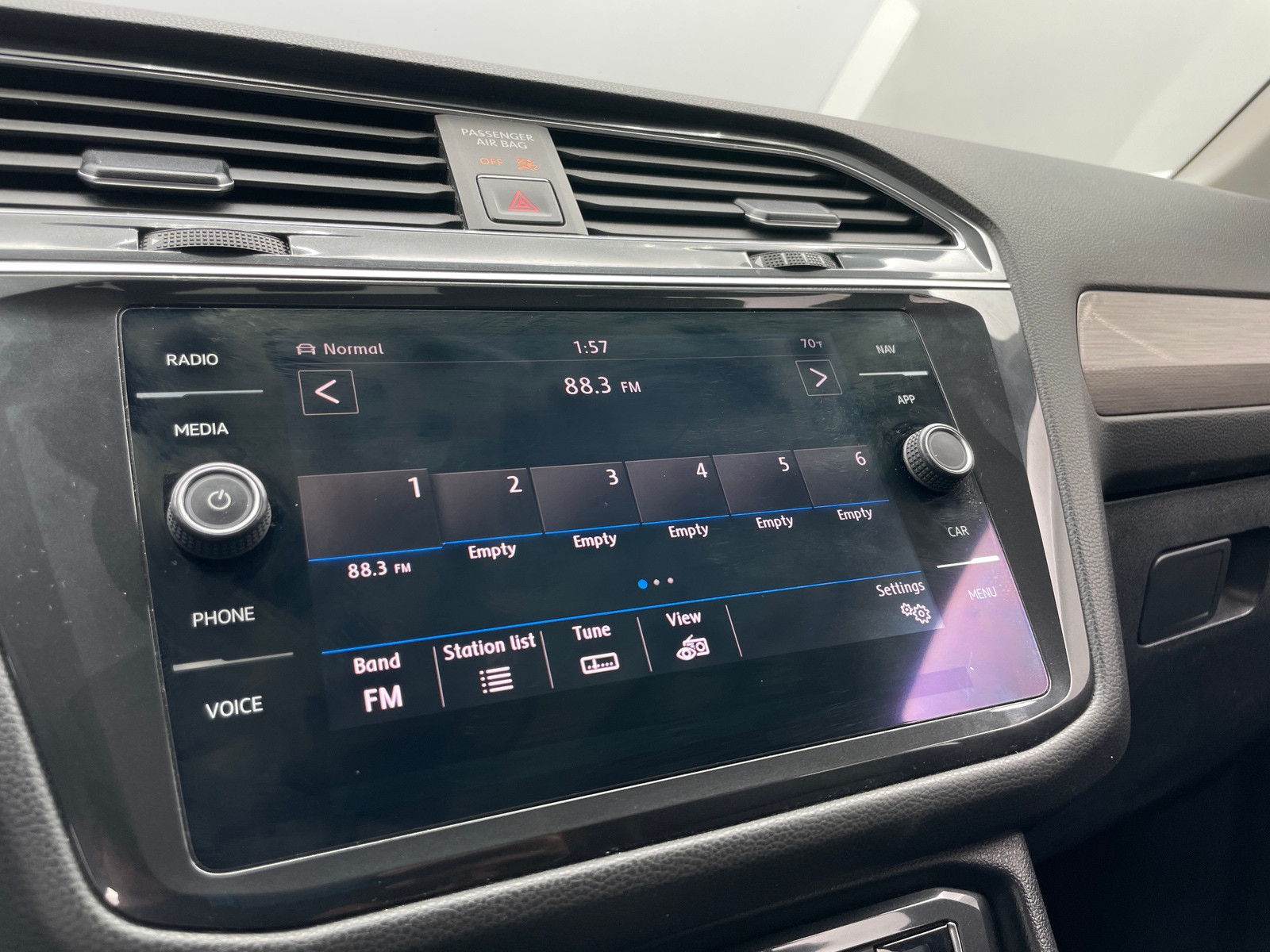 Thumbnail: 2018 Volkswagen Tiguan - 4