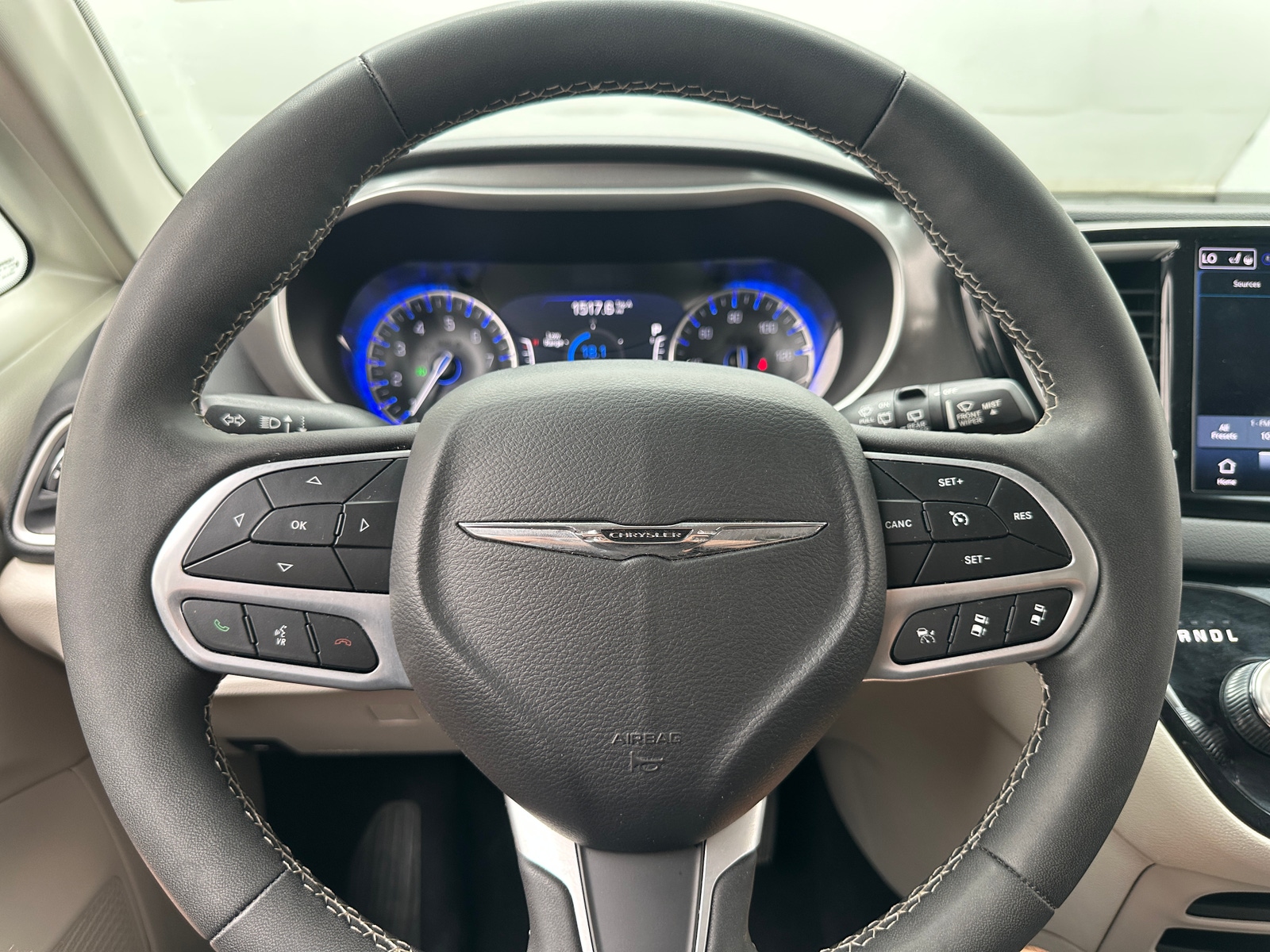 Thumbnail: 2023 Chrysler Pacifica - 4