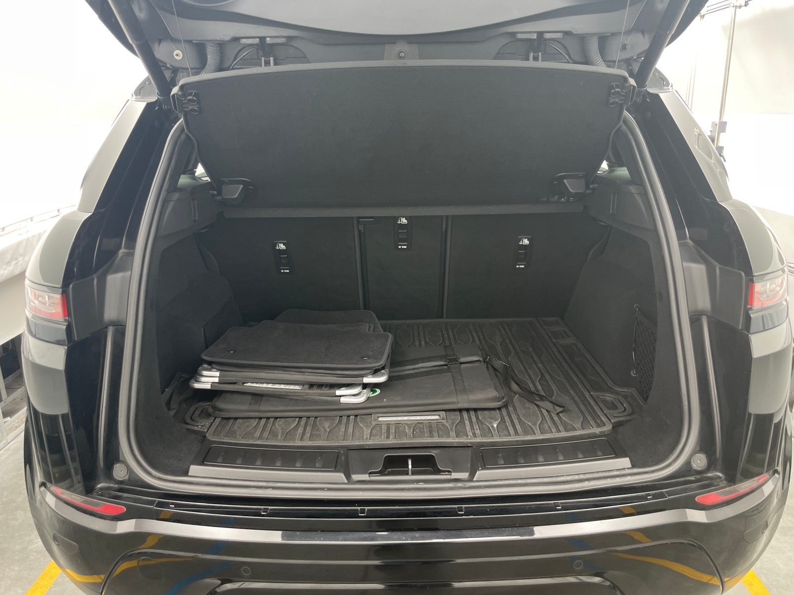 Thumbnail: 2023 Land Rover Range Rover Evoque - 6