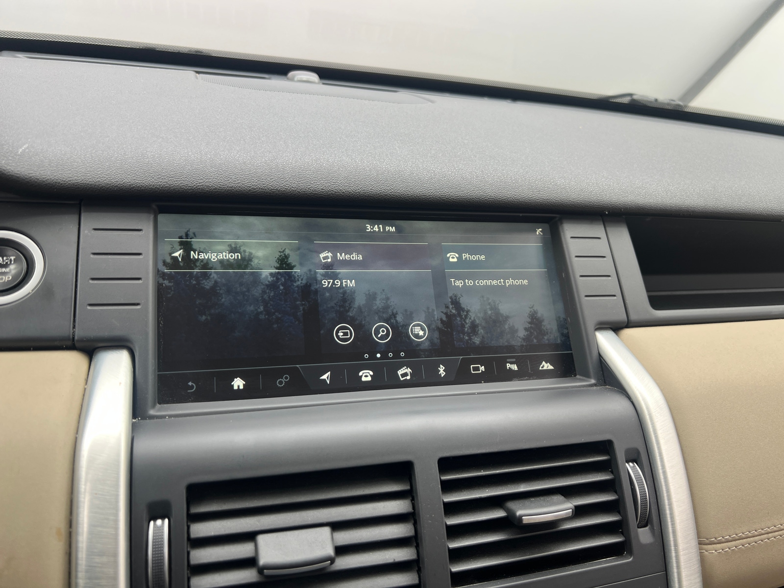 Thumbnail: 2018 Land Rover Discovery Sport - 4