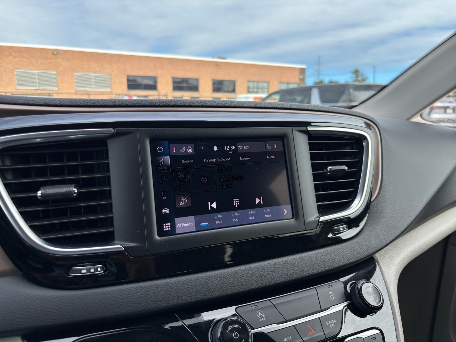 Thumbnail: 2024 Chrysler Voyager - 4