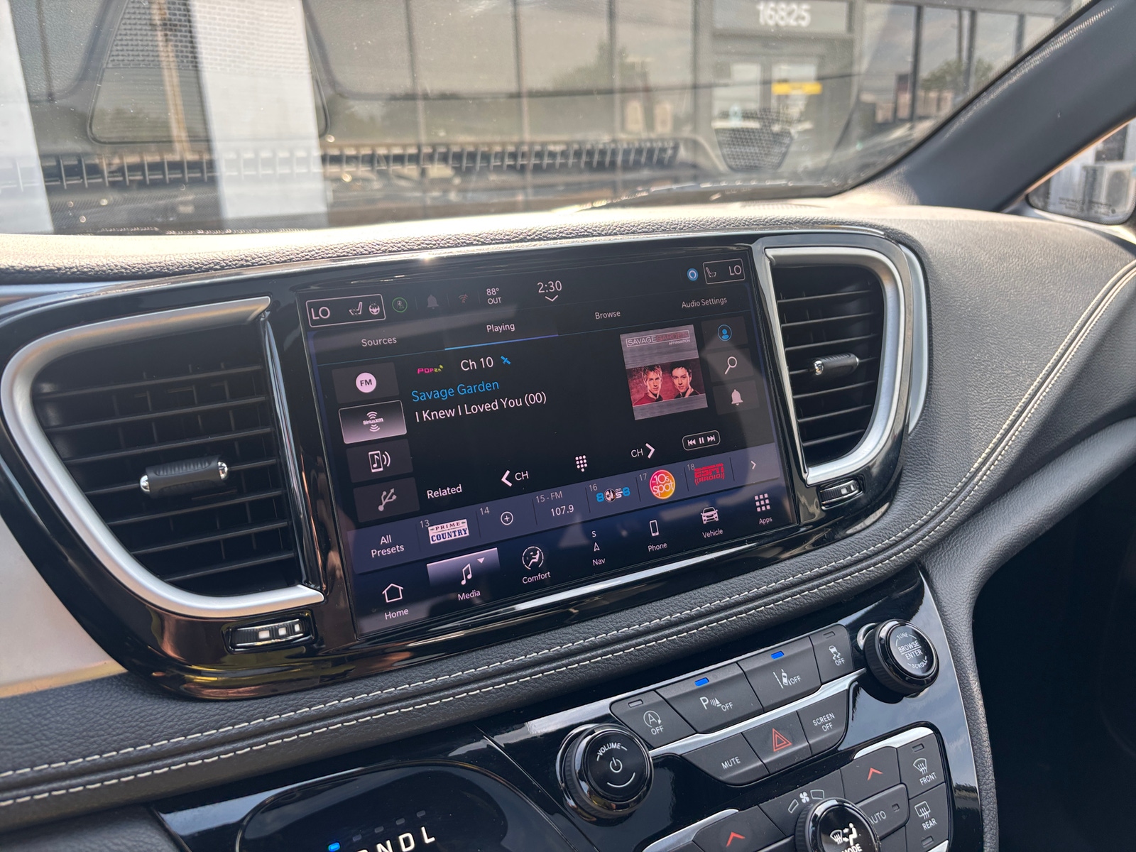 Thumbnail: 2025 Chrysler Pacifica - 4