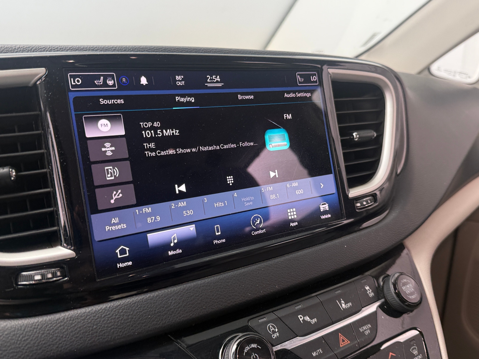 Thumbnail: 2021 Chrysler Pacifica - 3