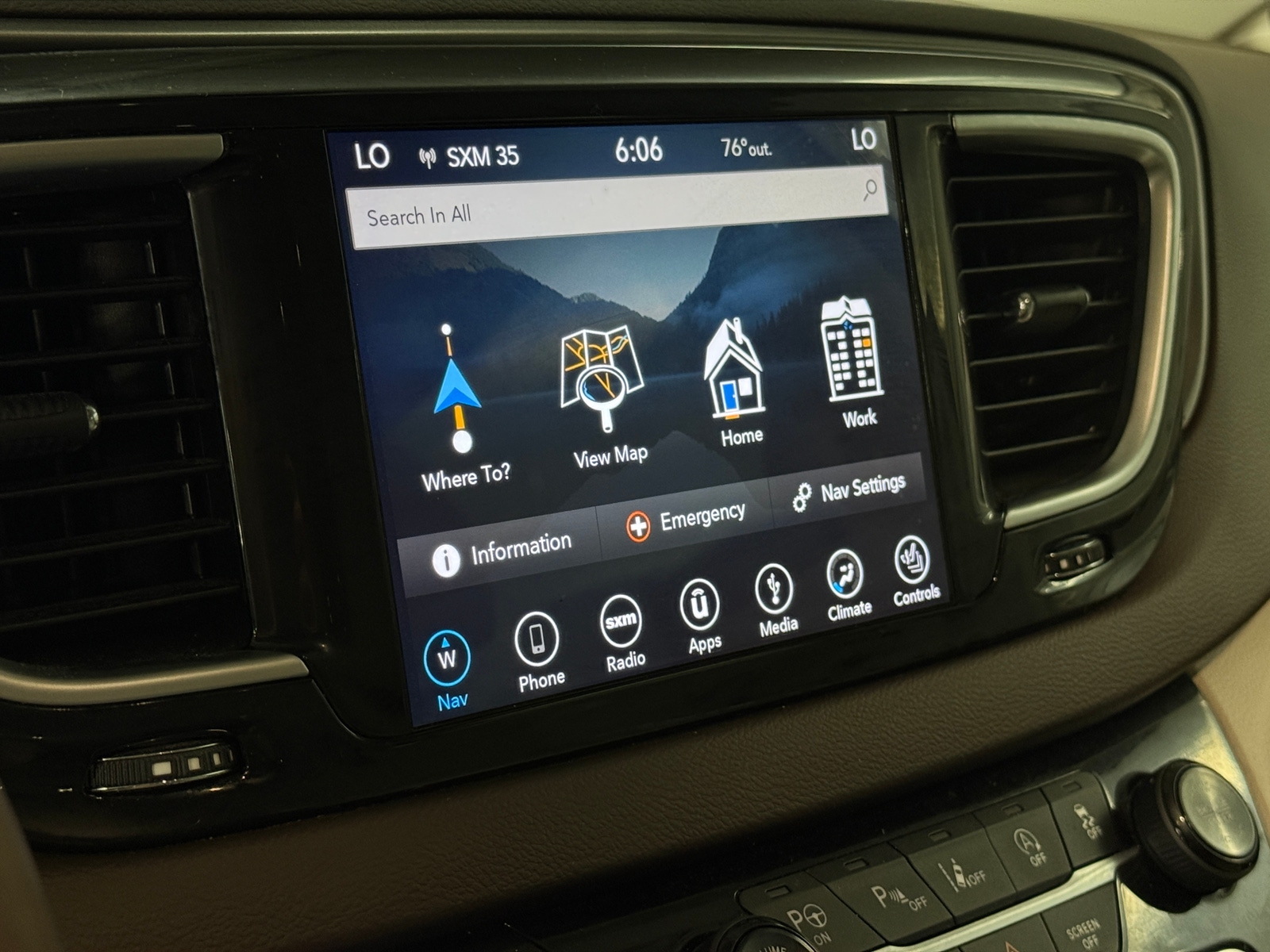 Thumbnail: 2018 Chrysler Pacifica - 3
