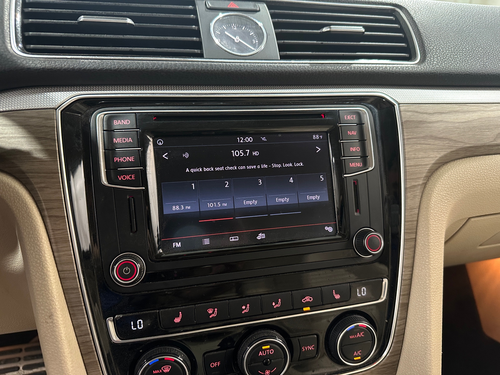 Thumbnail: 2016 Volkswagen Passat - 4