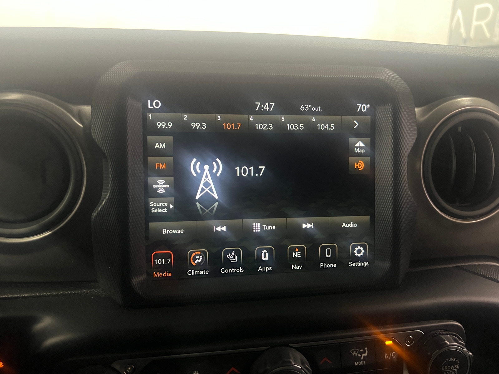 Thumbnail: 2021 Jeep Gladiator - 4