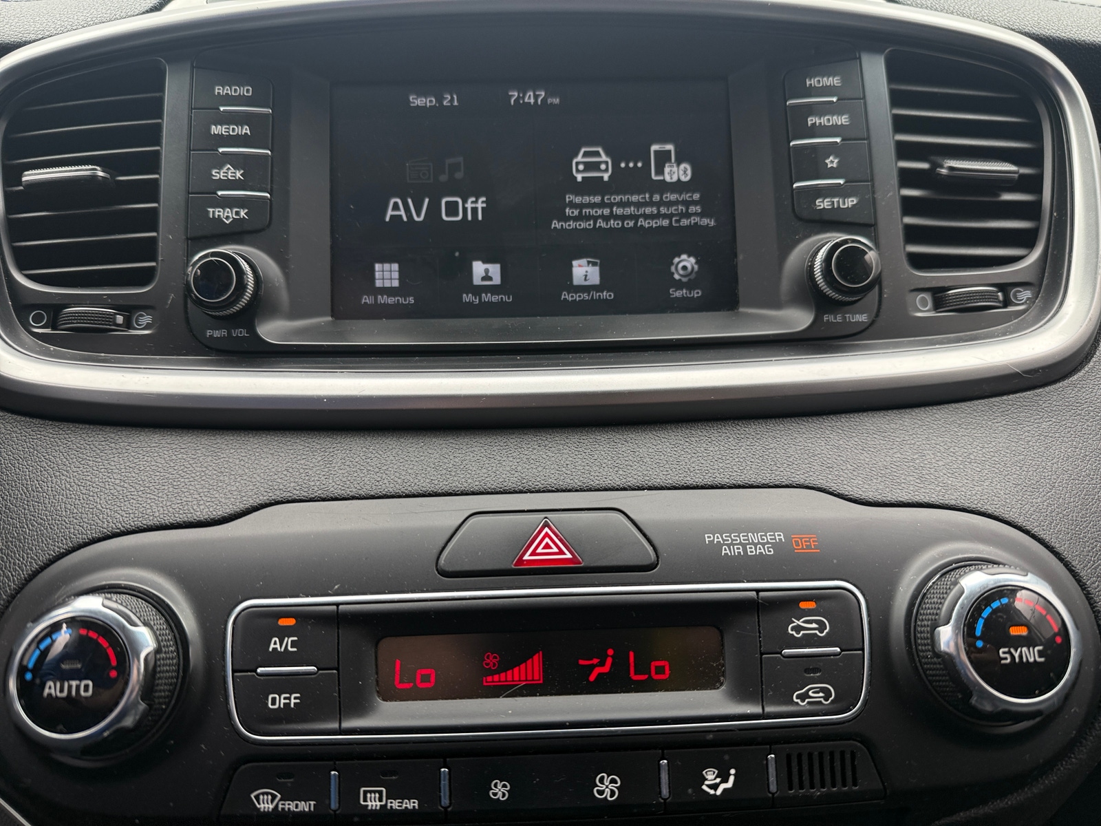 Thumbnail: 2019 Kia Sorento - 4