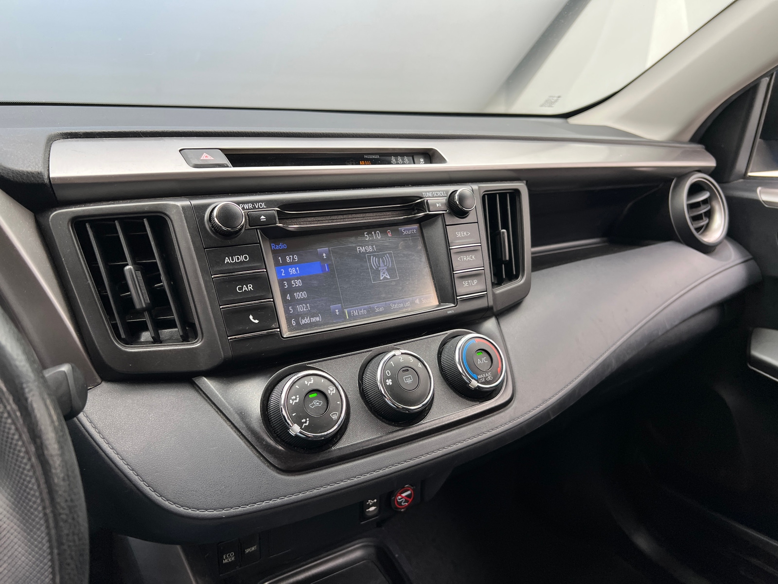 Thumbnail: 2017 Toyota RAV4 - 4
