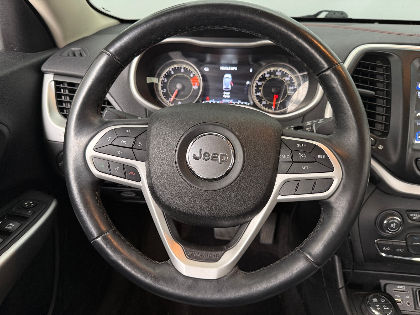 Thumbnail: 2017 Jeep Cherokee - 5