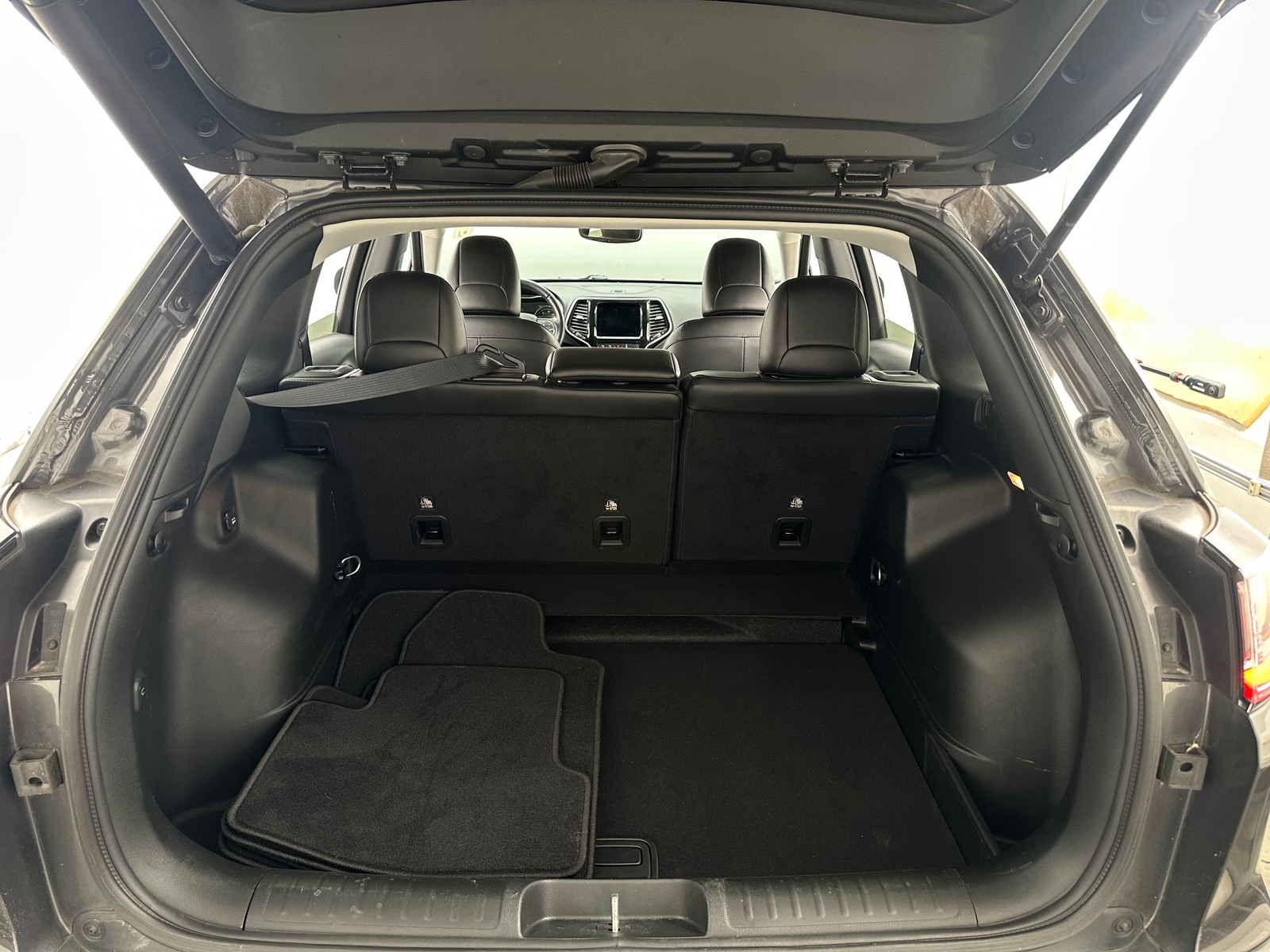 Thumbnail: 2019 Jeep Cherokee - 6