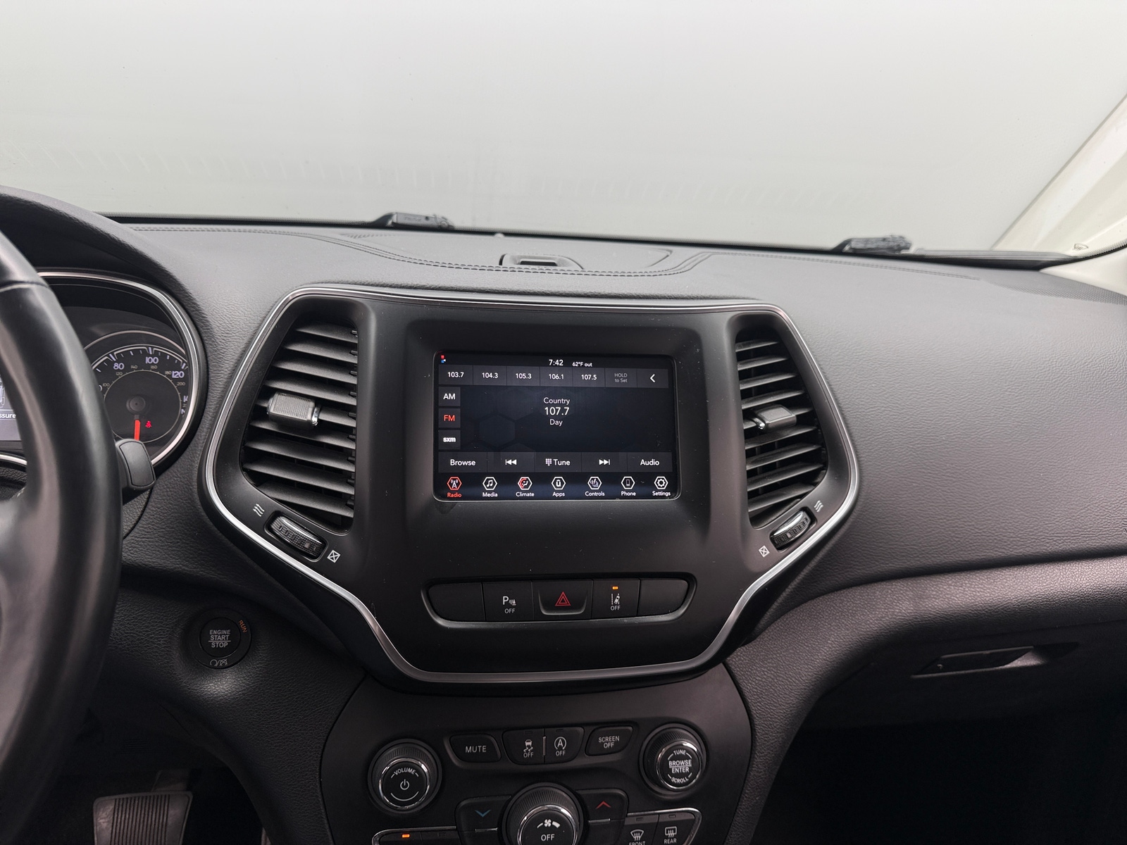 Thumbnail: 2020 Jeep Cherokee - 3