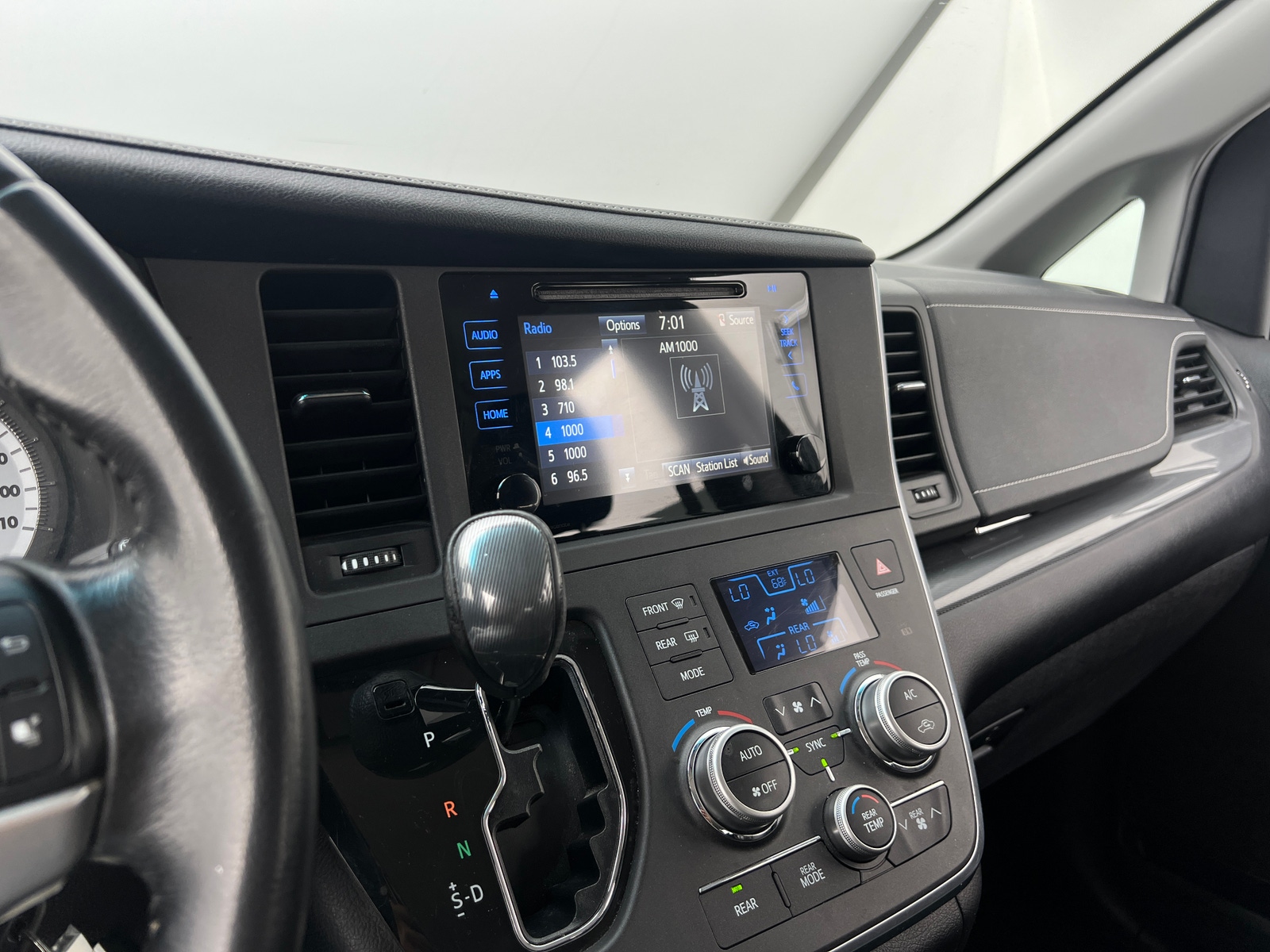 Thumbnail: 2015 Toyota Sienna - 3