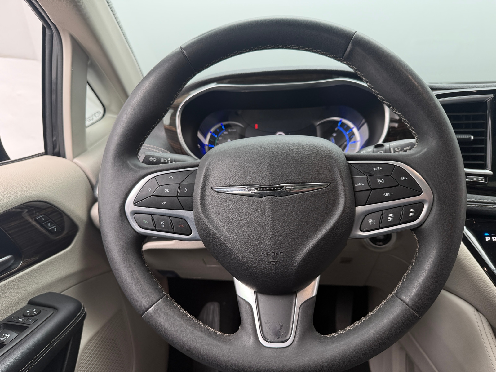 Thumbnail: 2023 Chrysler Pacifica - 4