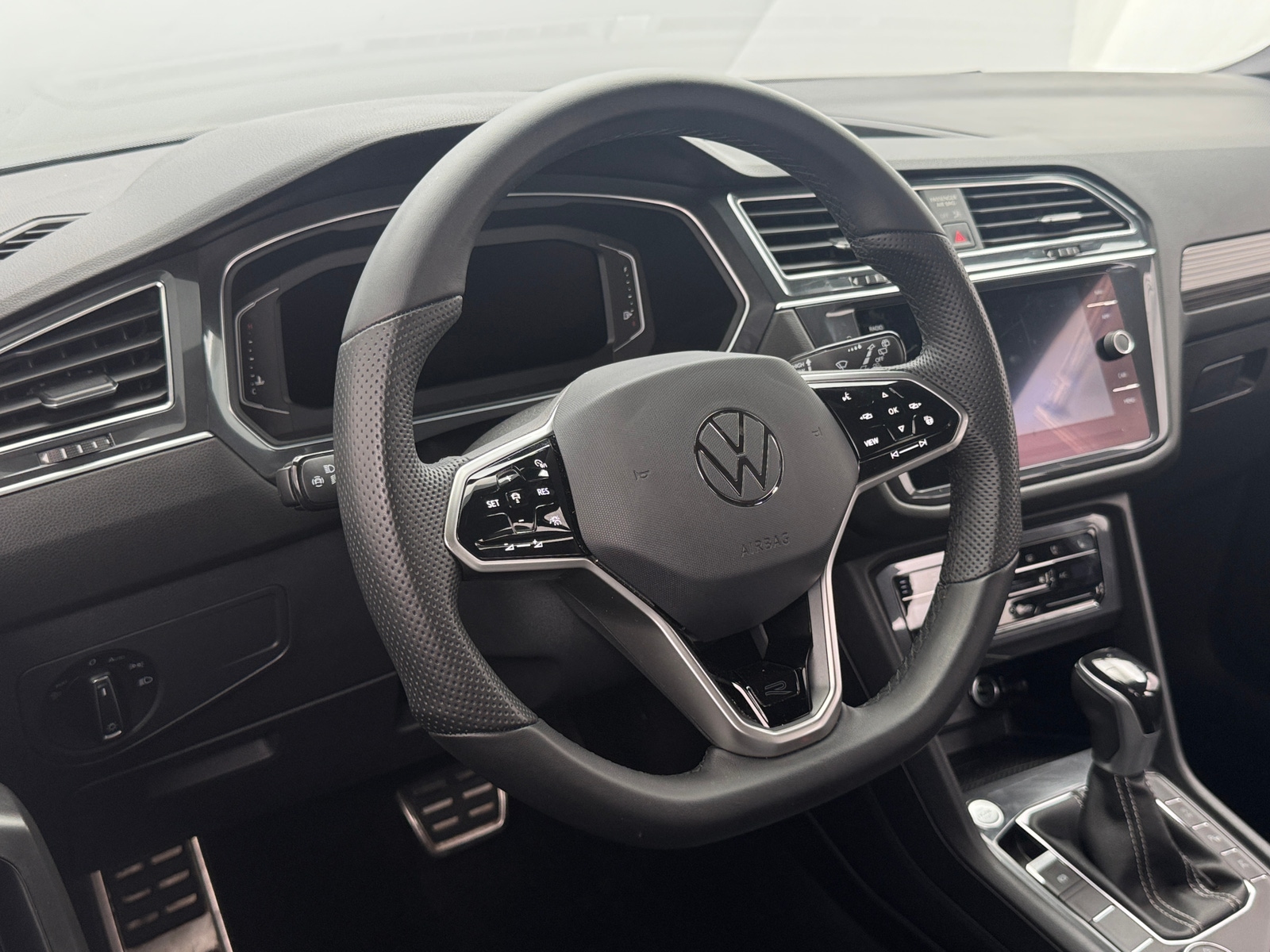 Thumbnail: 2022 Volkswagen Tiguan - 4
