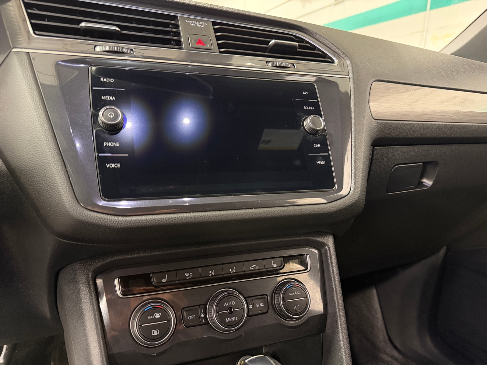 Thumbnail: 2020 Volkswagen Tiguan - 3