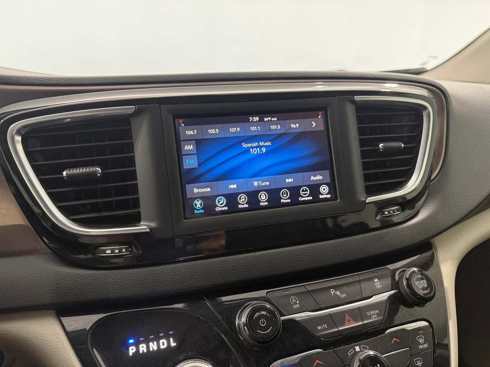 Thumbnail: 2020 Chrysler Voyager - 4