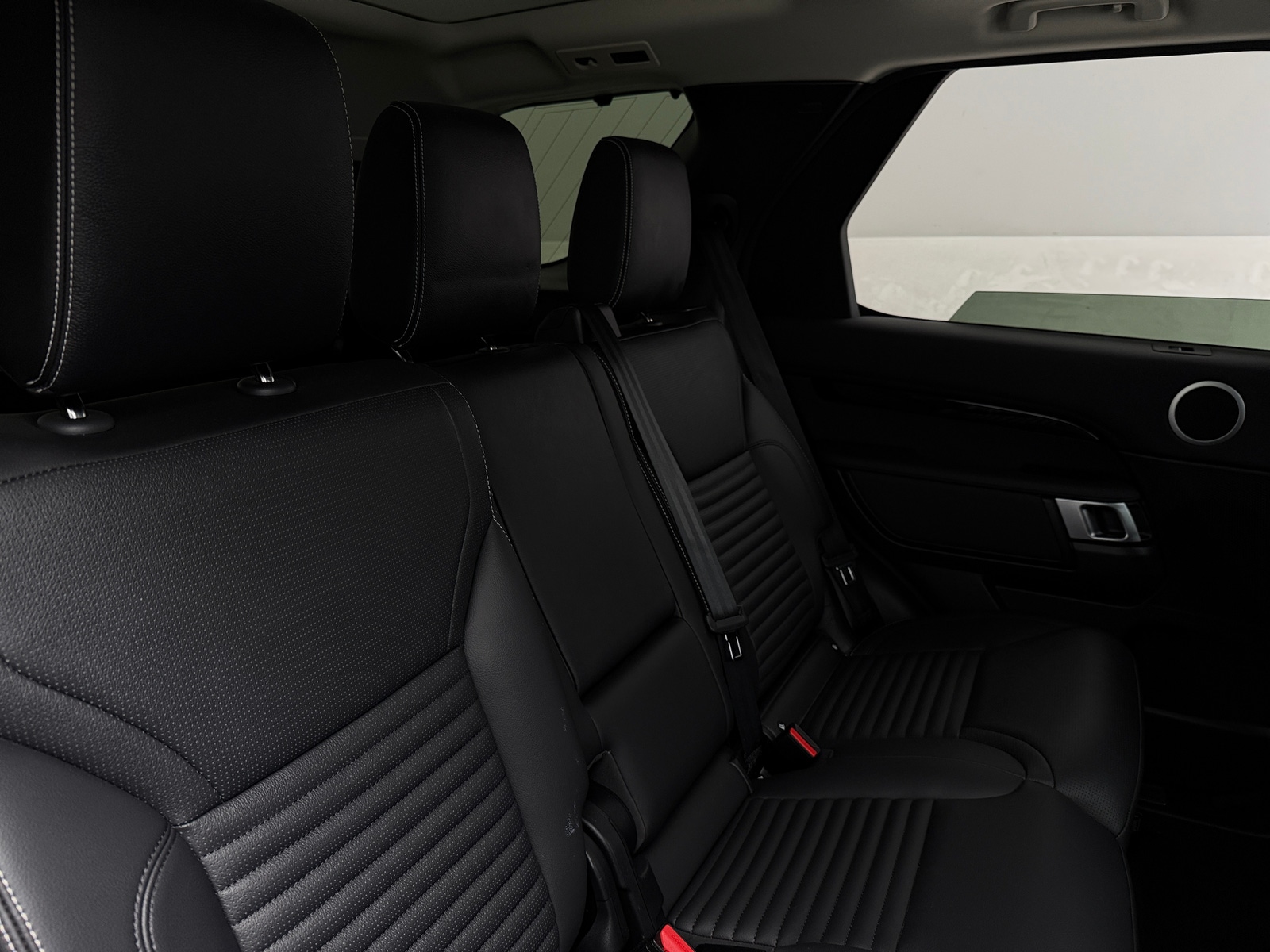 Thumbnail: 2024 Land Rover Discovery - 6
