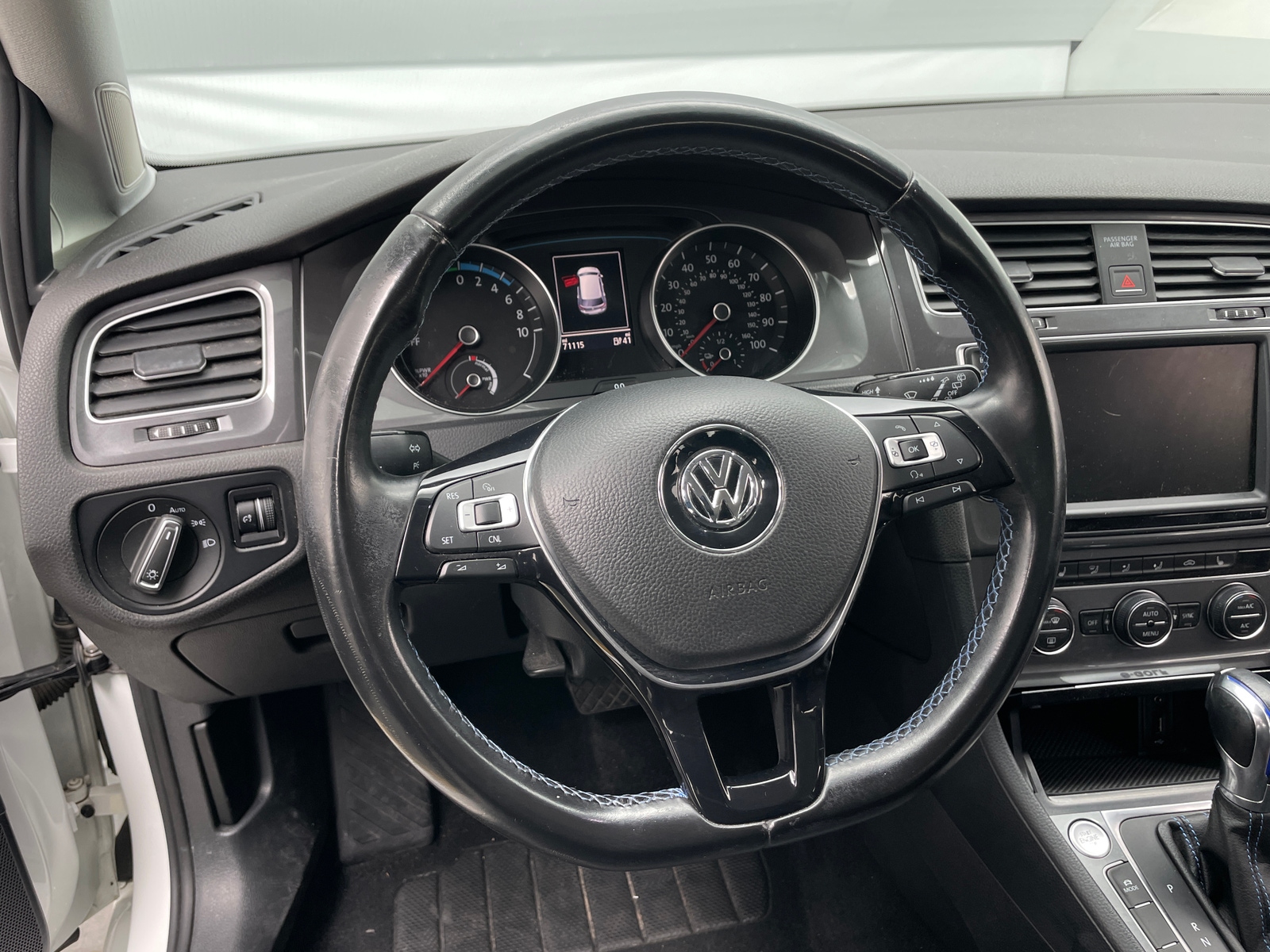 Thumbnail: 2016 Volkswagen e-Golf - 4