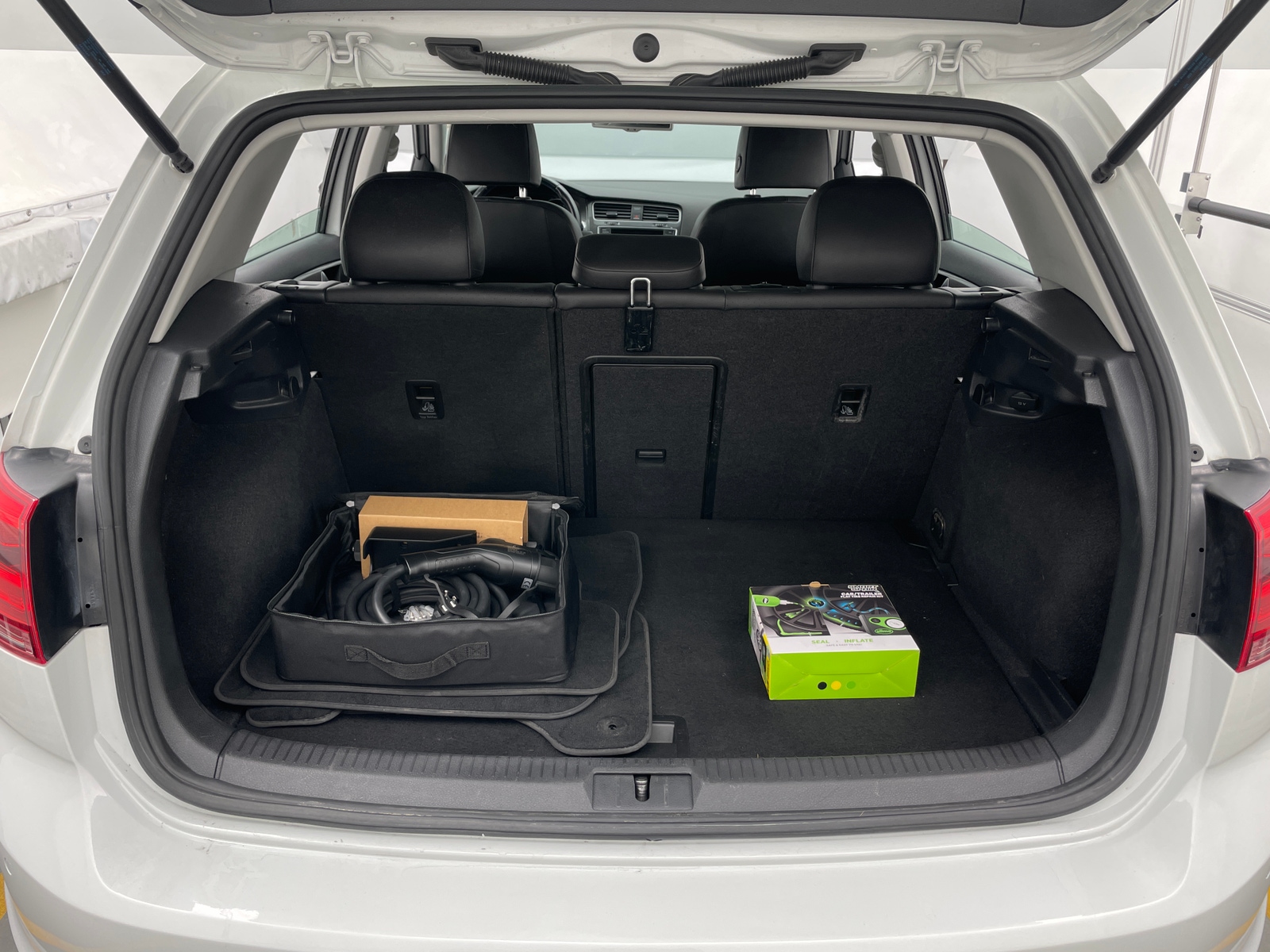 Thumbnail: 2016 Volkswagen e-Golf - 6
