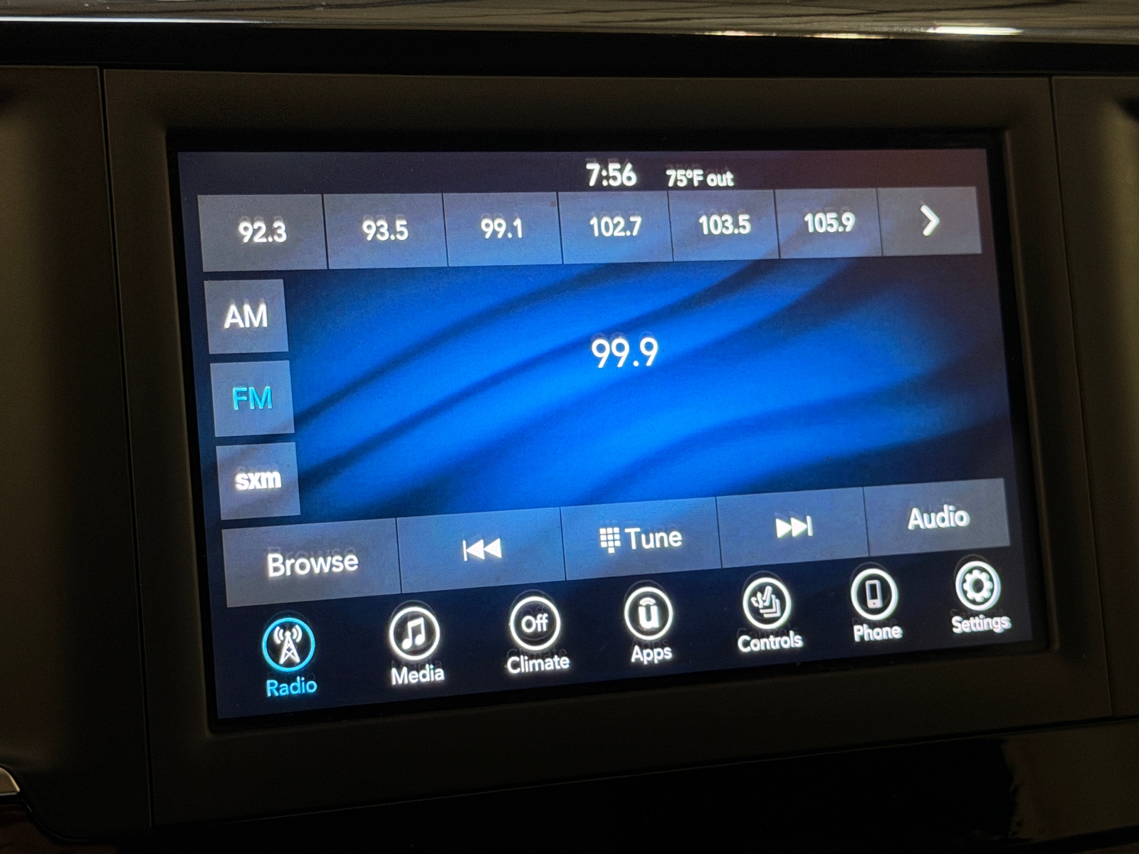 Thumbnail: 2021 Chrysler Voyager - 4