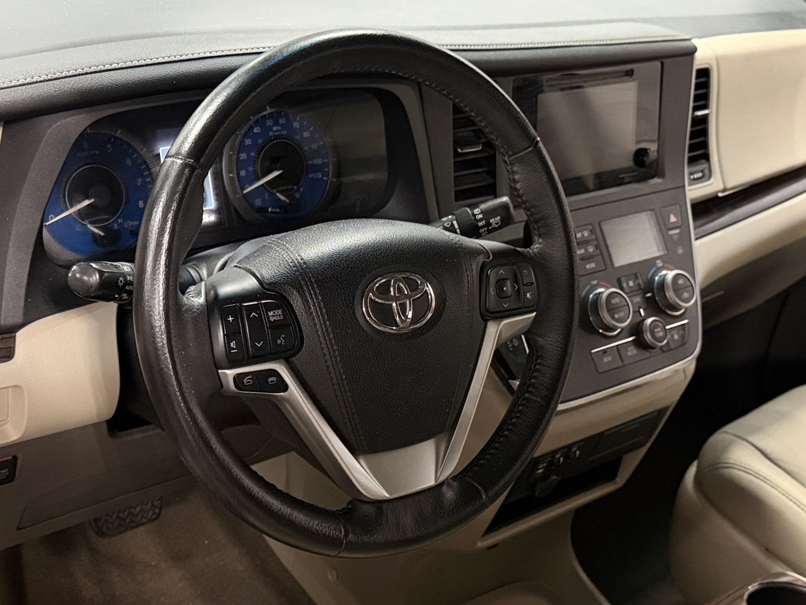 Thumbnail: 2017 Toyota Sienna - 4