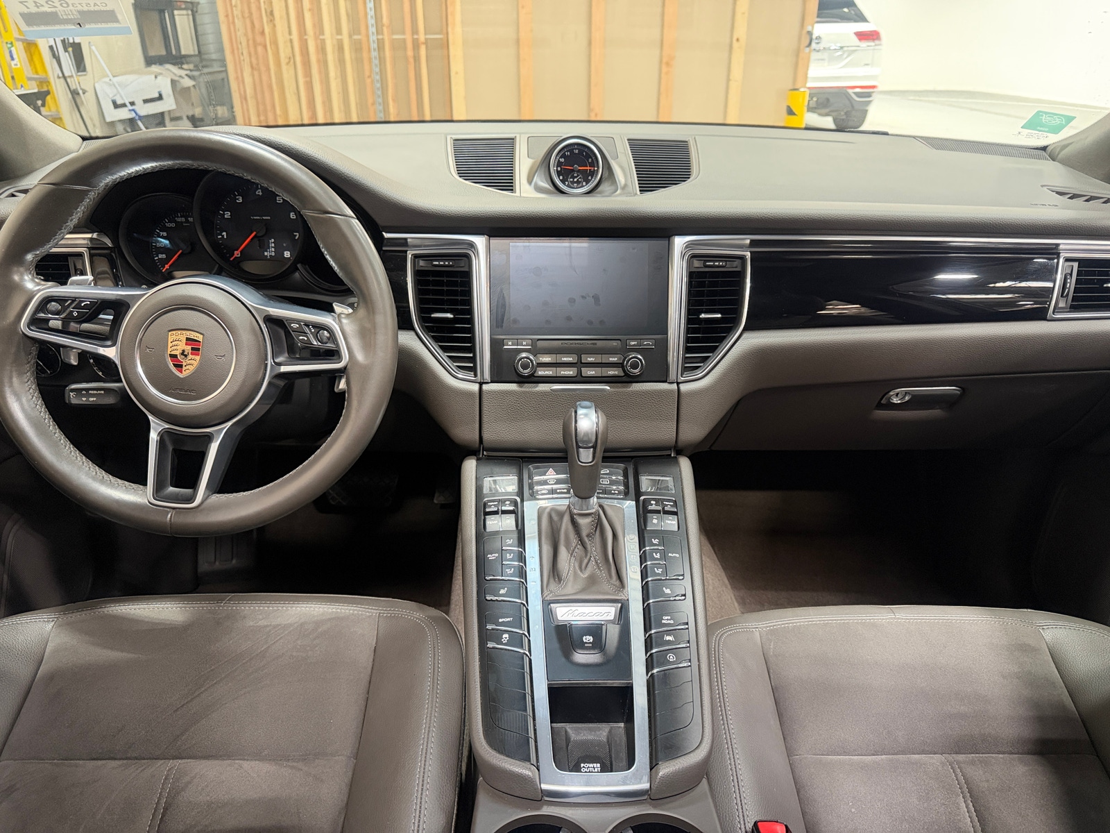 Thumbnail: 2017 Porsche Macan - 2