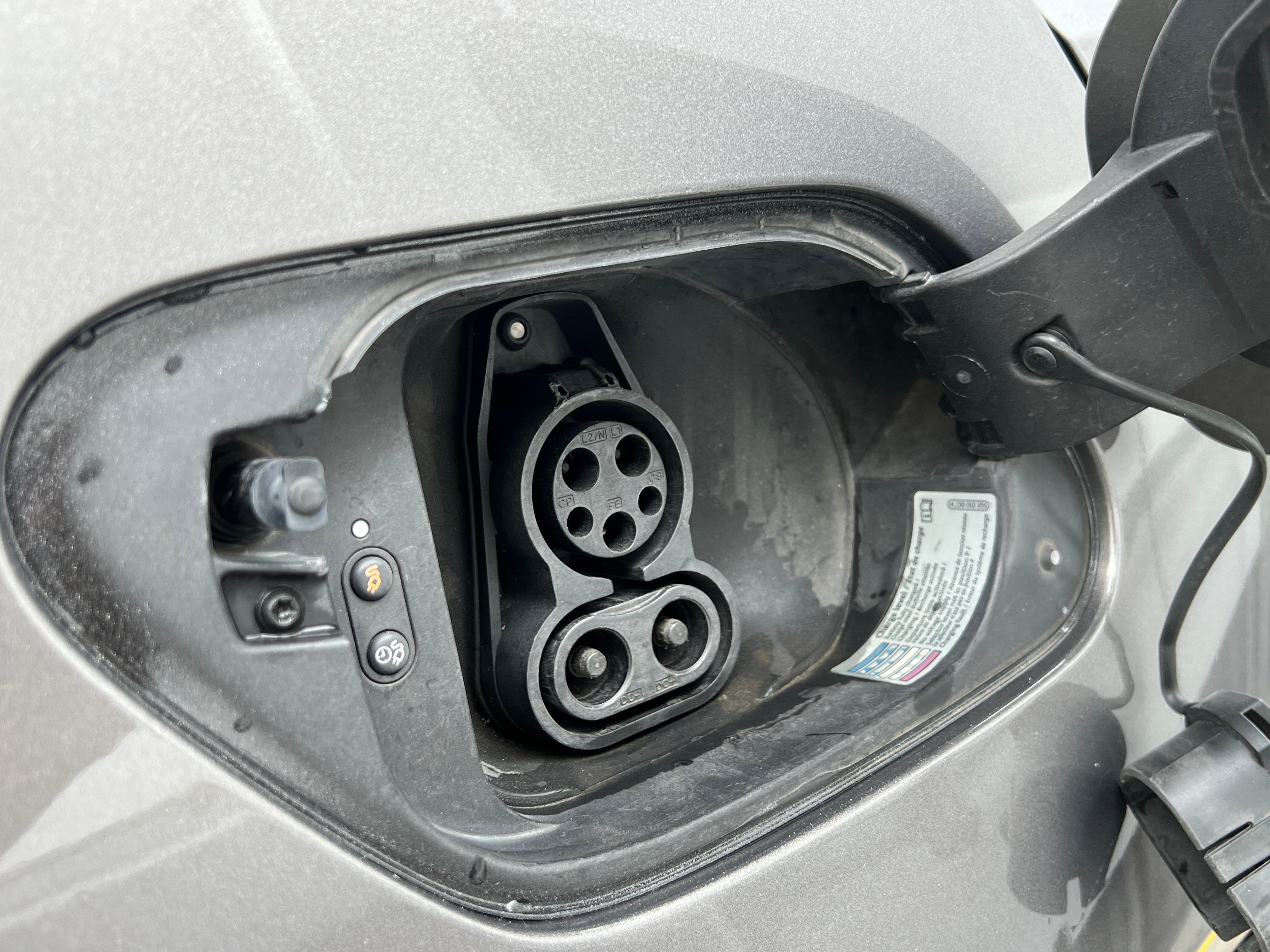 Used 2016 Volkswagen e-Golf e-Golf SE with VIN WVWKP7AUXGW911040 for sale in South Chesterfield, VA