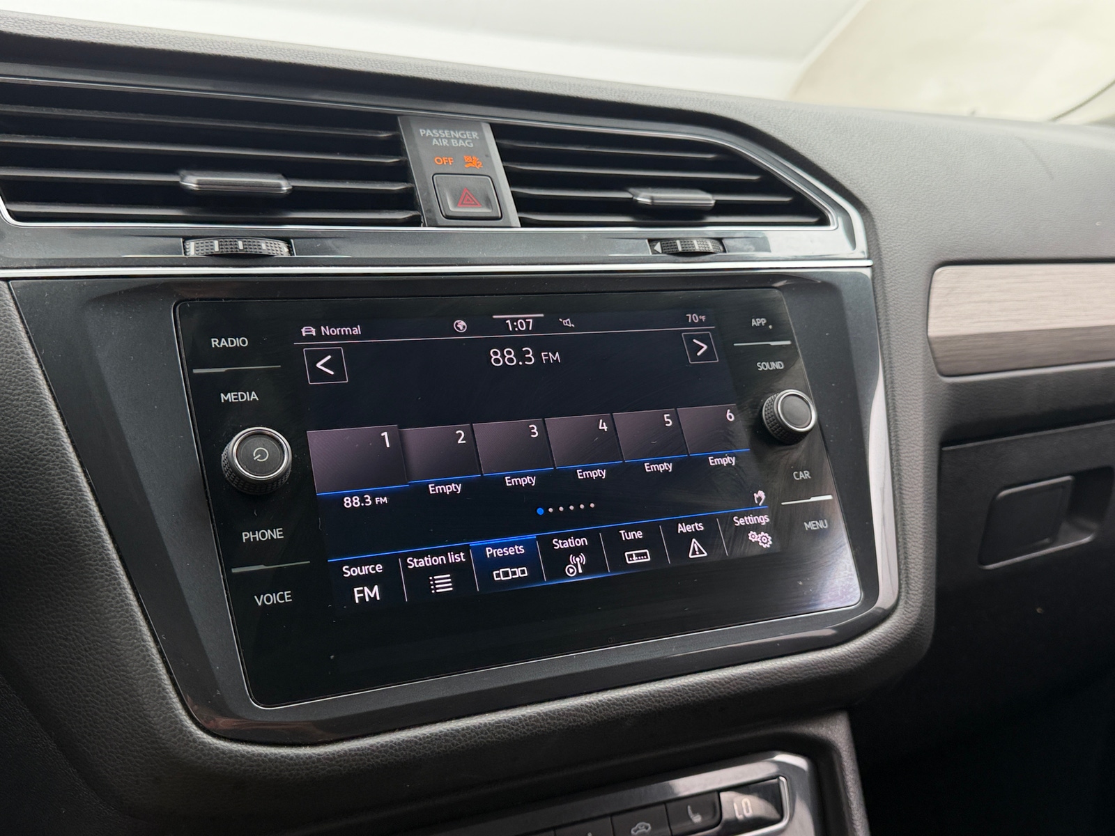 Thumbnail: 2021 Volkswagen Tiguan - 4