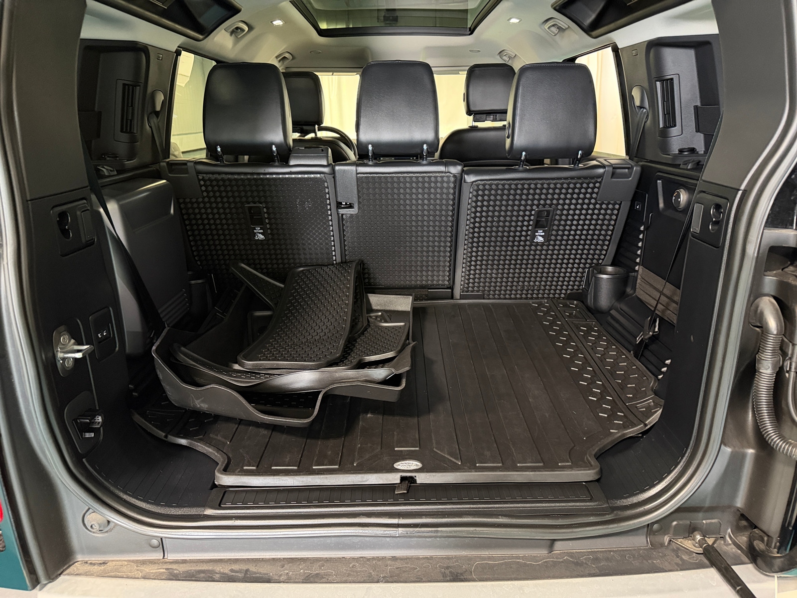 Thumbnail: 2023 Land Rover Defender - 6